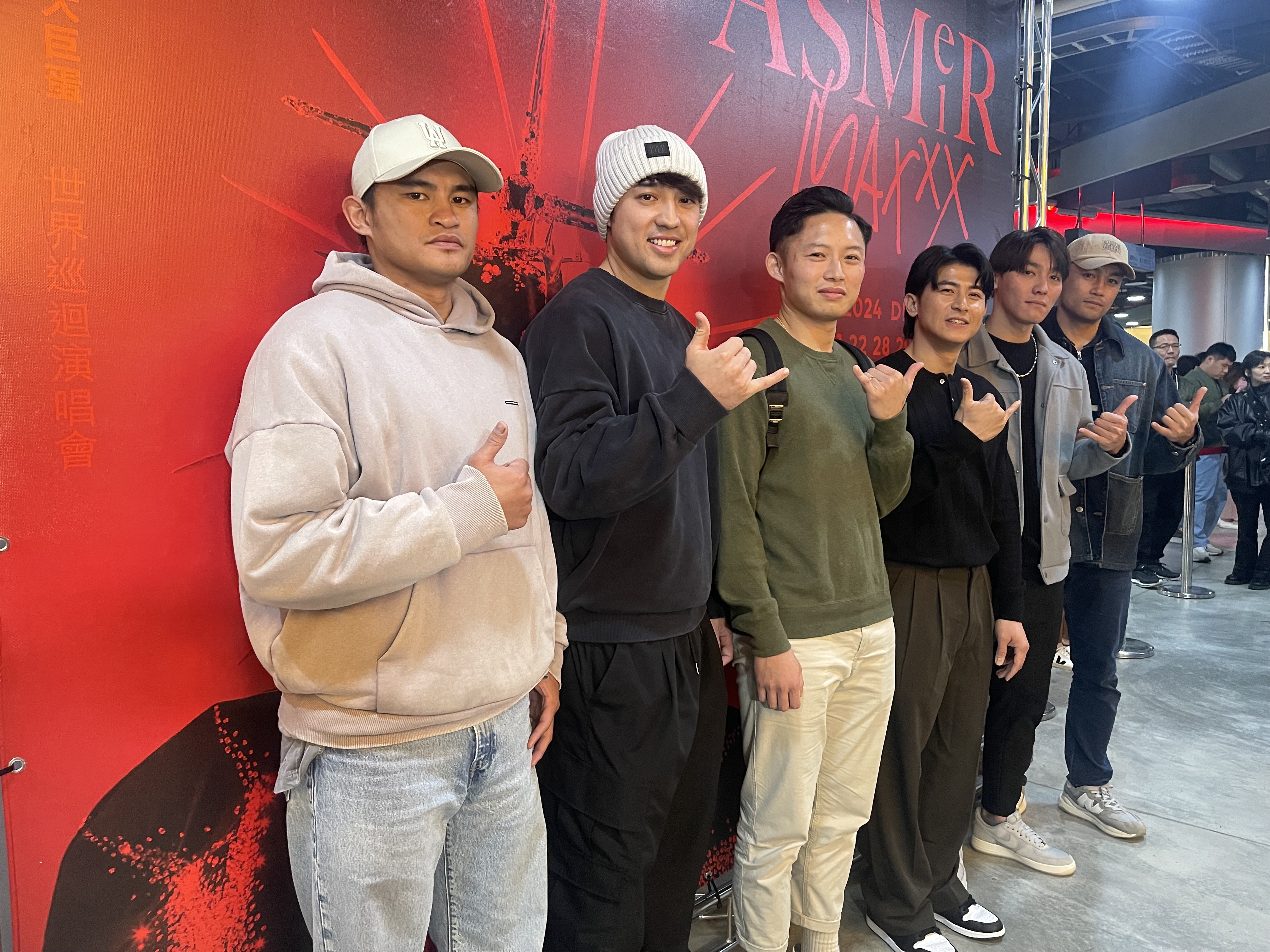 12強中華隊台灣隊長陳傑憲也和岳東華、潘傑楷、林安可、江國豪以及陳晨威到場朝聖。