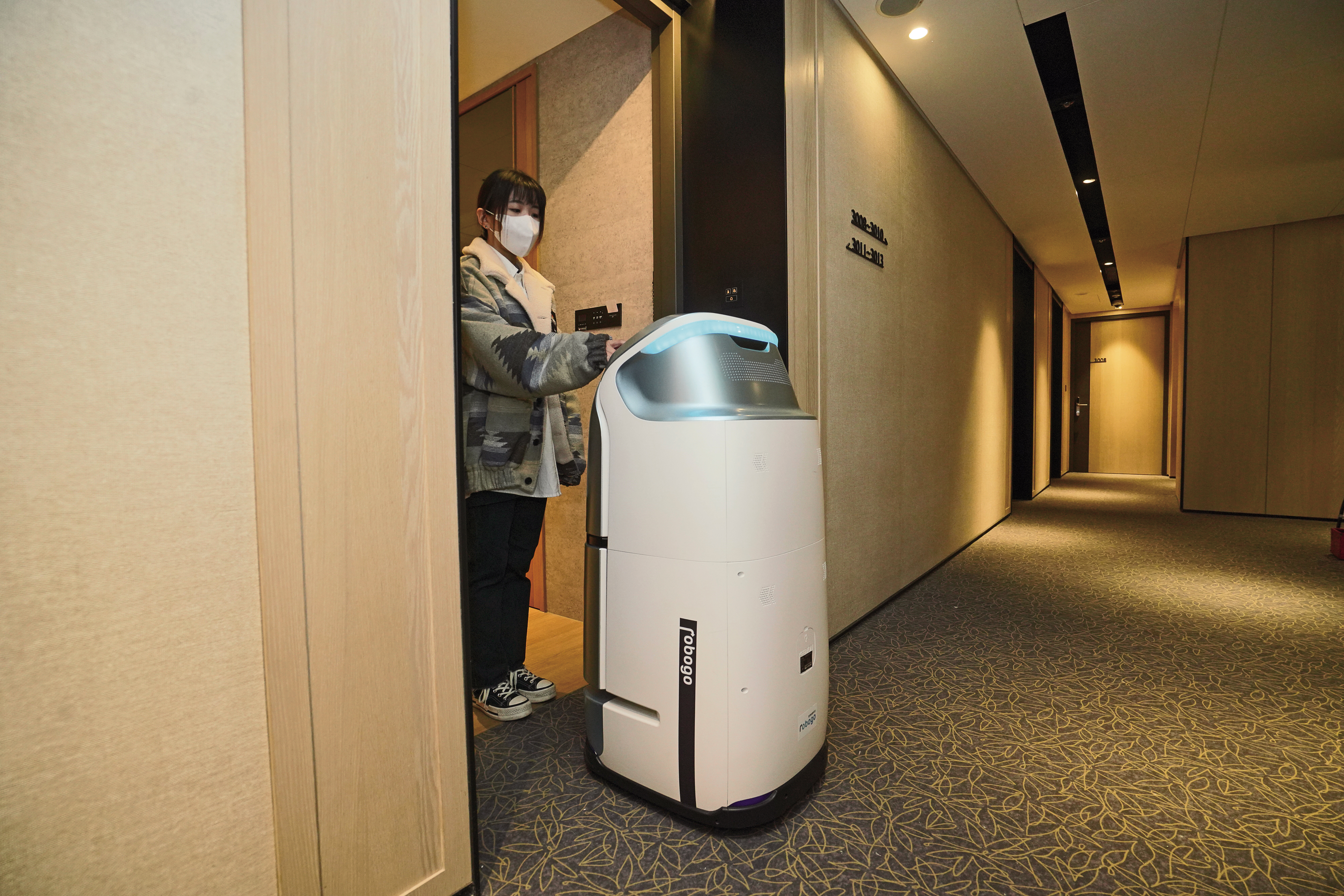 知名連鎖旅館品牌雀客，已積極在全台服務據點，導入客房服務機器人與智能報到機台。