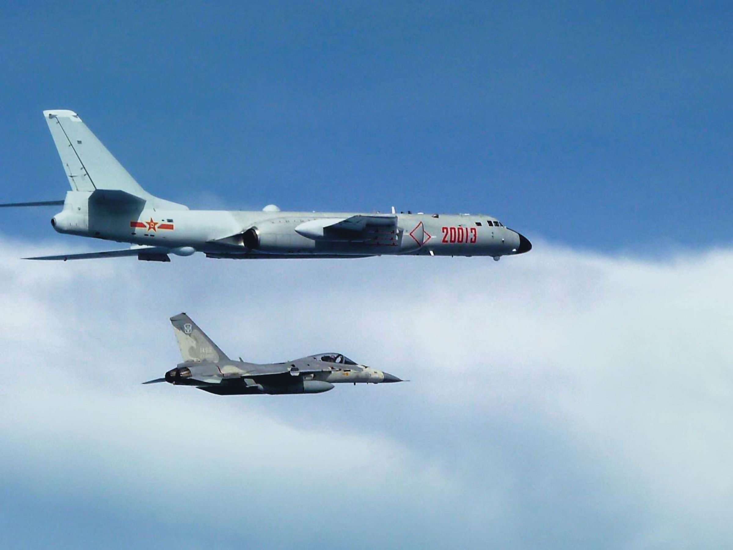 共機、軍艦頻繁擾台，一再逾越海峽中線，觸動國防敏感神經。（翻攝國防部發言人臉書）