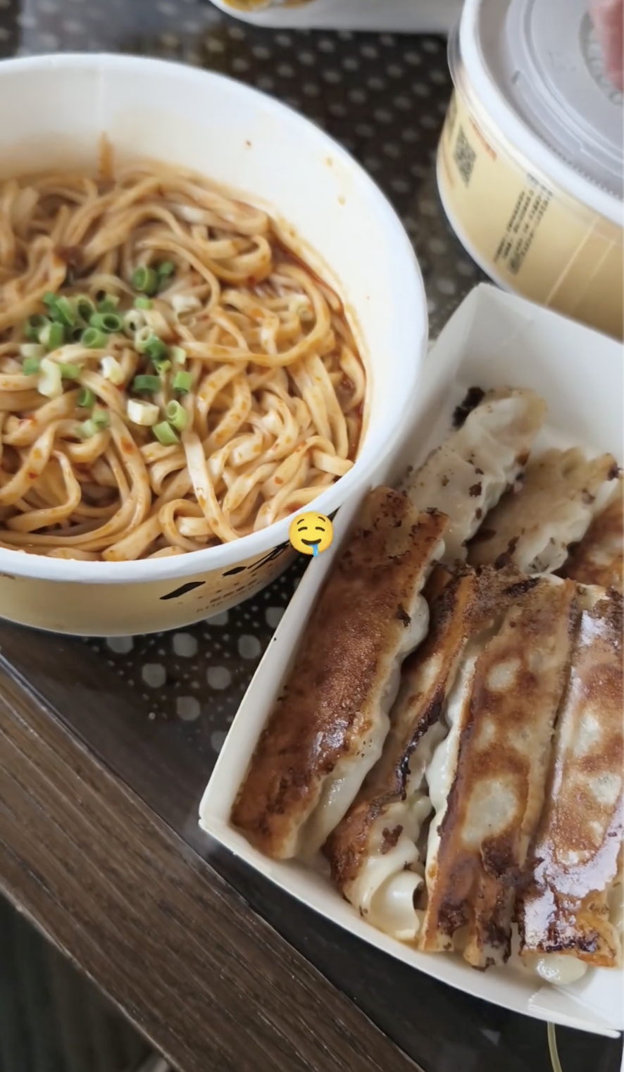 Great迫不及待吃了乾麵、煎餃和珍珠奶茶，對煎餃的美味讚不絕口。（翻攝Great IG限動）