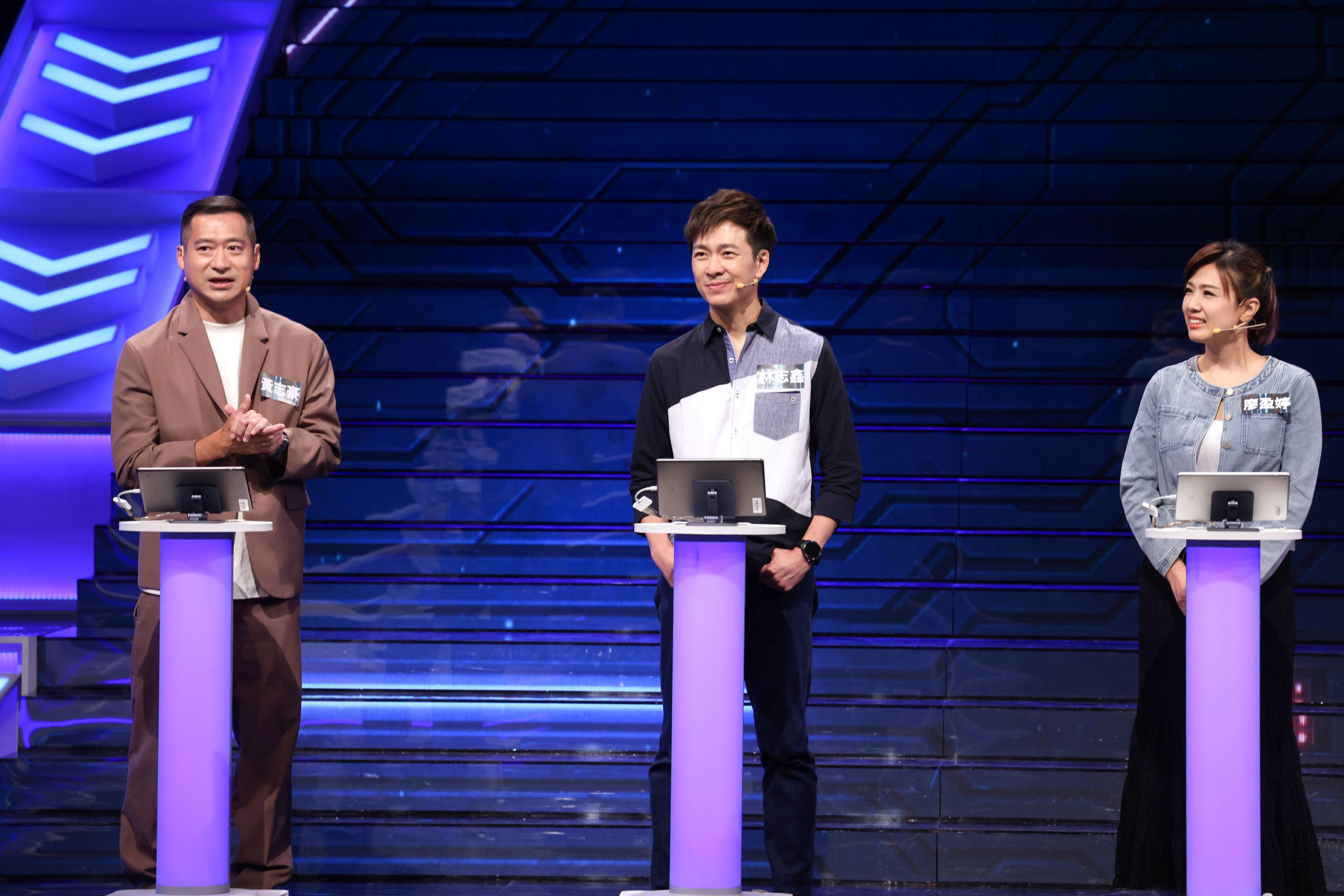 黃志豪（左起）、林志鑫、廖盈婷上《哈！真相大白了》錄影。（公視提供）