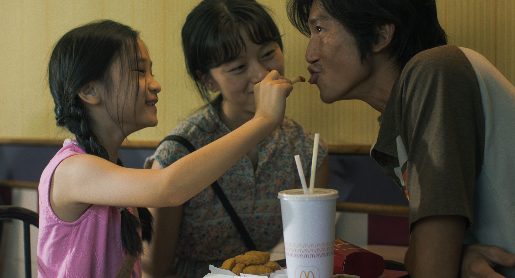 吳慷仁戲裡從40歲演到60歲，還有6位演員接力演他的2個女兒。（甲上提供）