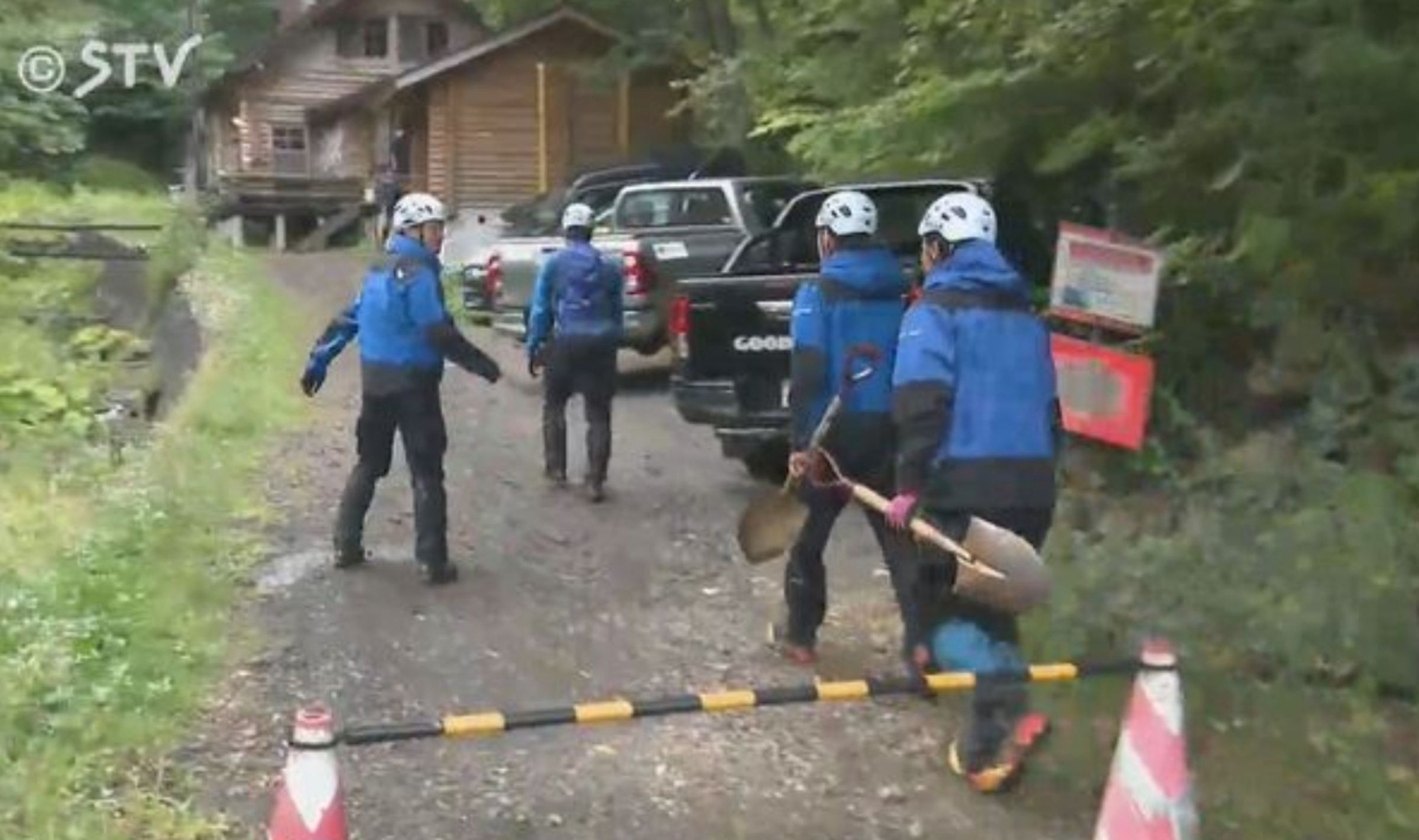 北海道棕熊襲擊登山客，將一名20多歲男子拖入樹叢。（翻攝自X）