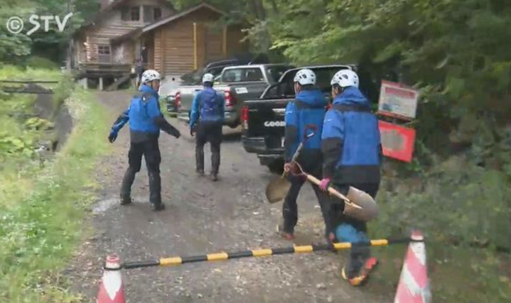 北海道棕熊襲擊登山客，將一名20多歲男子拖入樹叢。（翻攝自X）