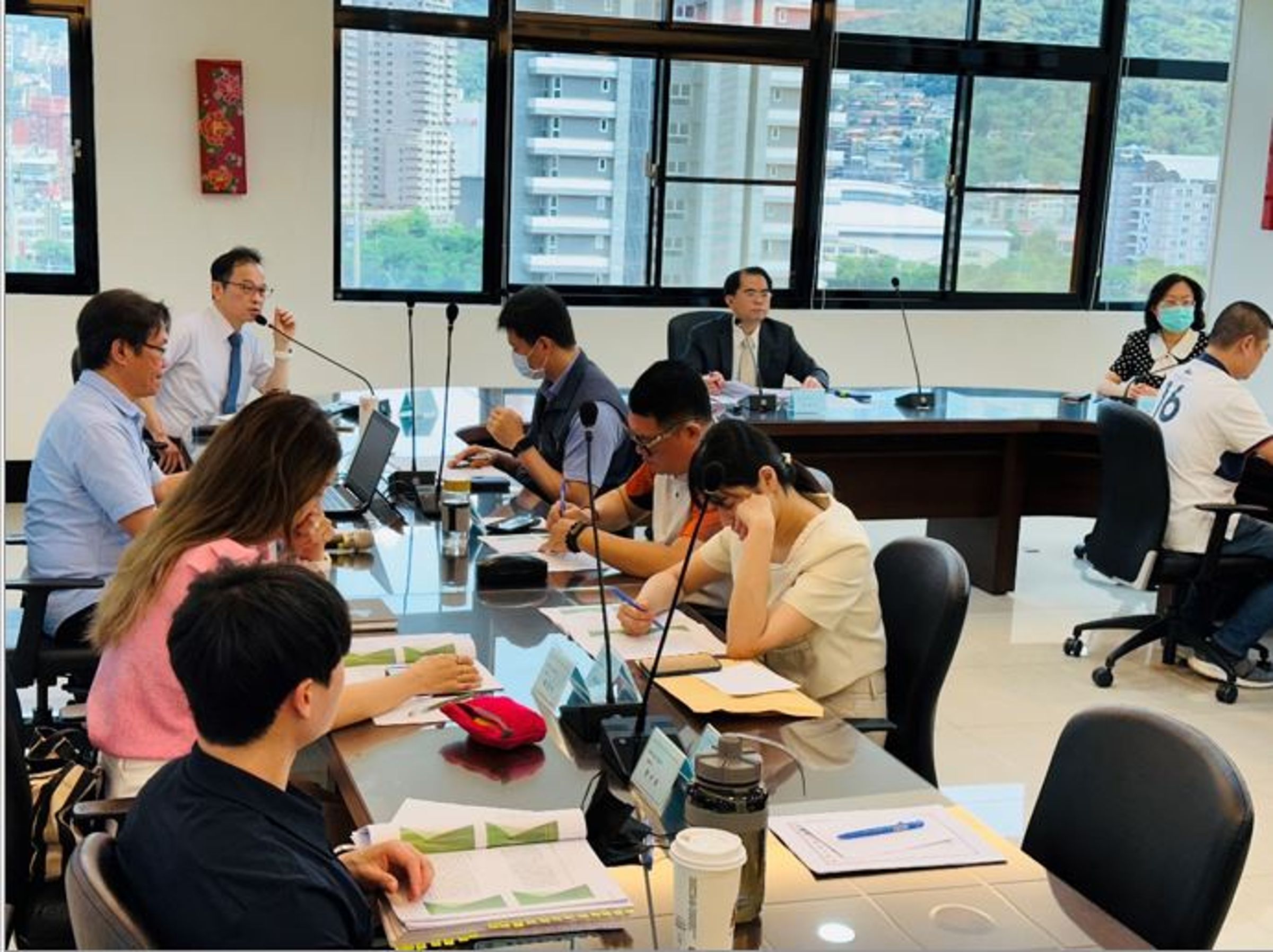 士林地檢署邀集警調召開「防制上市櫃公司股東會滋擾事件聯繫會報」會議,檢察長顏迺偉親自出席,左一為主任檢察官陳彥章。(士林地檢署提供)