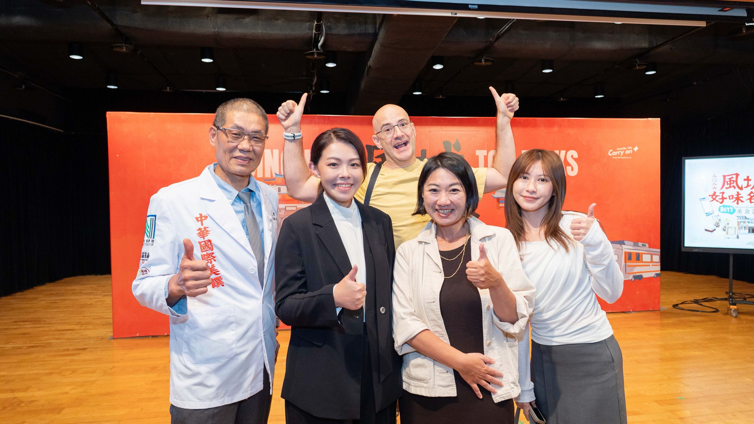 市長高虹安與秘密客評審們合影。(新竹市政府提供)