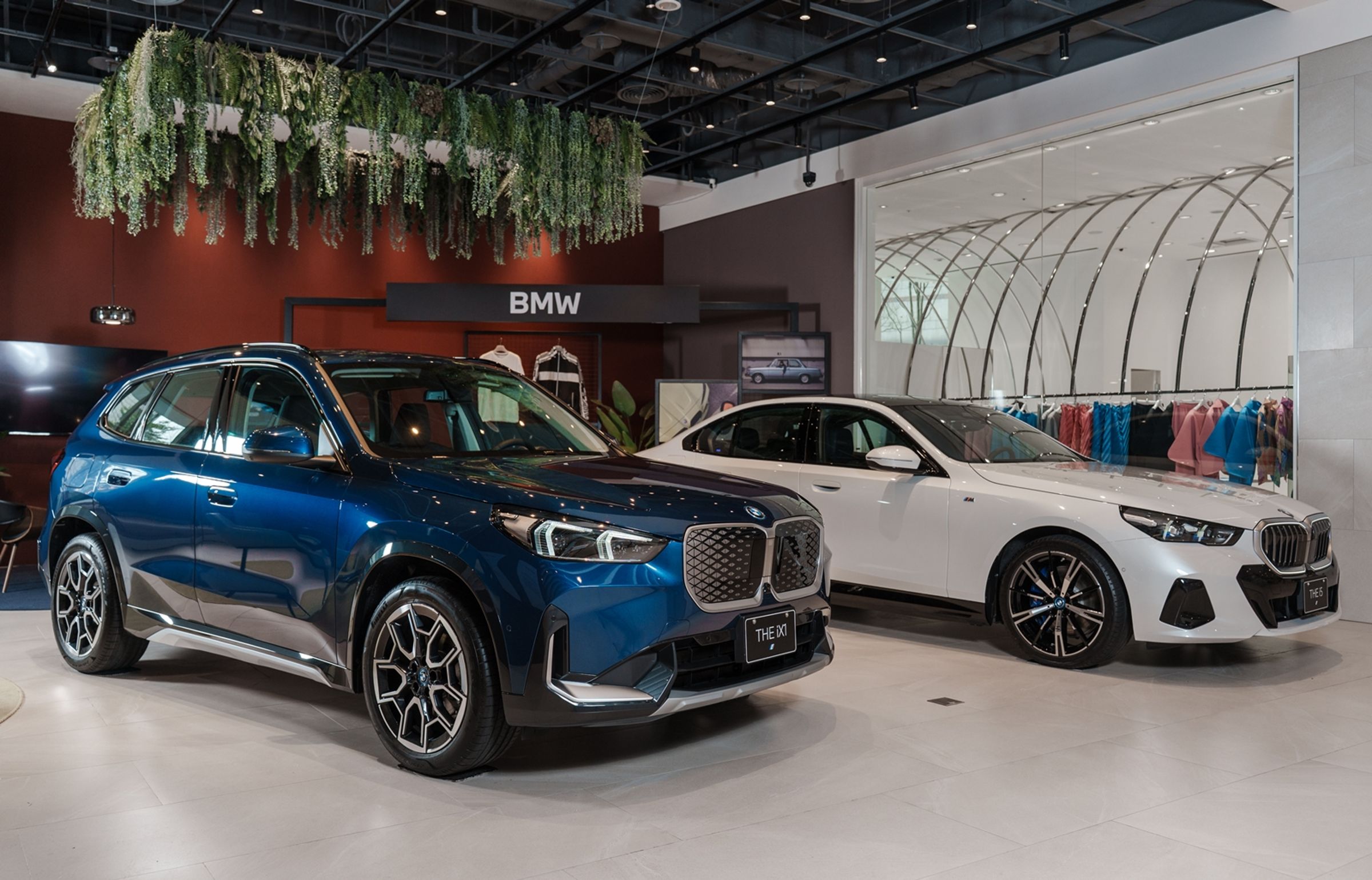 踏入「BMW品牌體驗店」寬敞大氣的展示空間即刻映入眼簾，開放式格局營造出愜意自在的賞車氛圍，讓每一位來訪者與車款之間的互動，如同沉浸在一場精緻生活的藝術饗宴