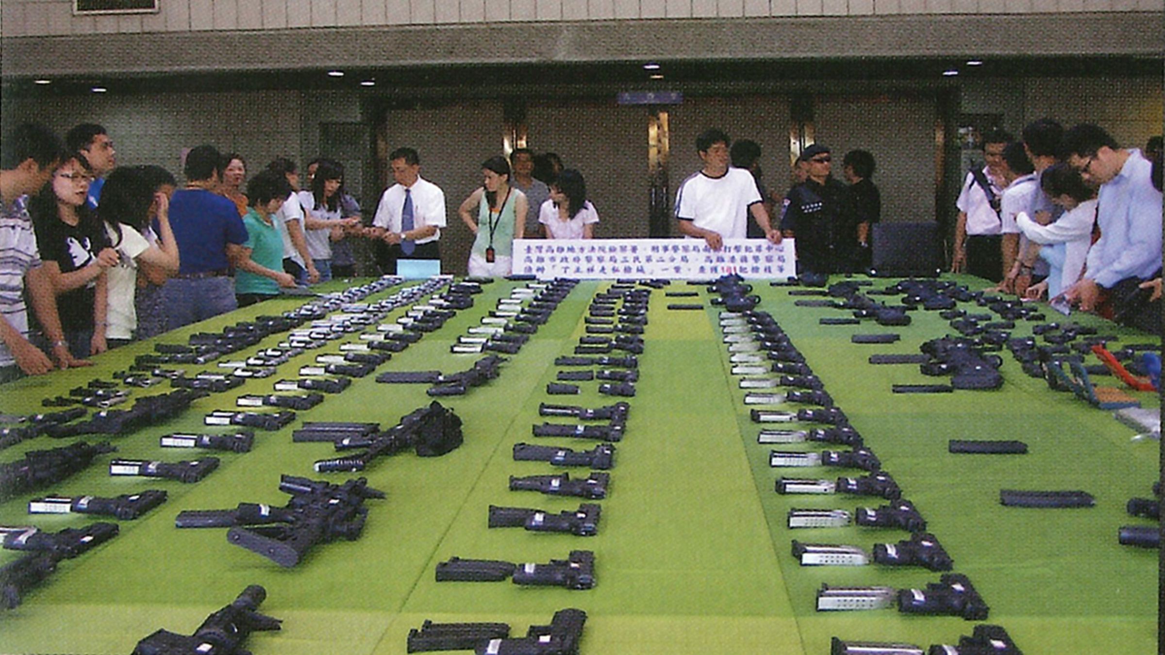 台南市警察局長廖宗山服務警界41年屢破大案,查扣不少黑槍,如今他即將退休,檢察總長邢泰釗今專程赴台南市警局感謝他守護治安的貢獻。(最高檢提供)