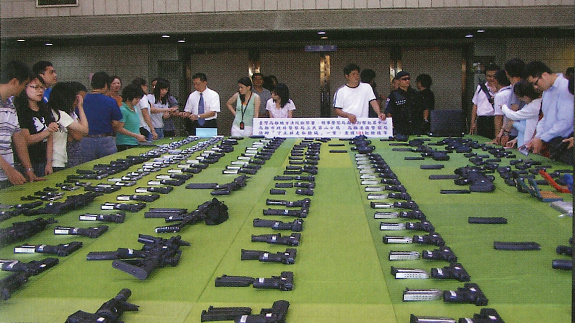 台南市警察局長廖宗山服務警界41年屢破大案，查扣不少黑槍，如今他即將退休，檢察總長邢泰釗今專程赴台南市警局感謝他守護治安的貢獻。（最高檢提供）