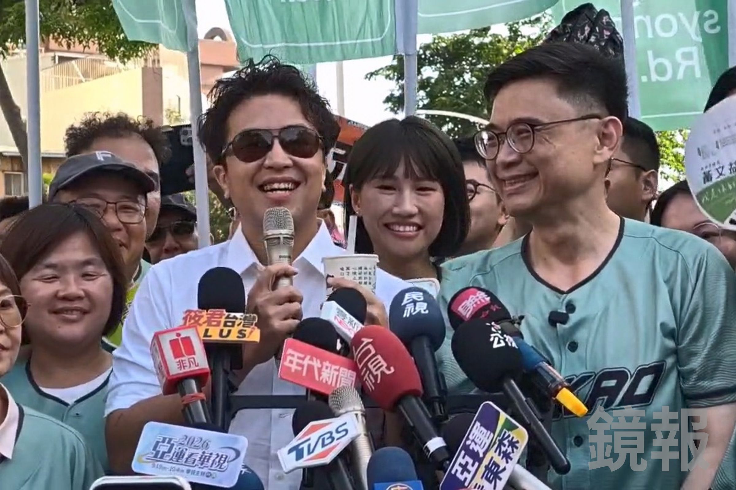 沈伯洋南下高雄合體賴瑞隆，笑稱蔣萬安直接坐車來現場，他也可以辯論。（鏡報王吟芳）