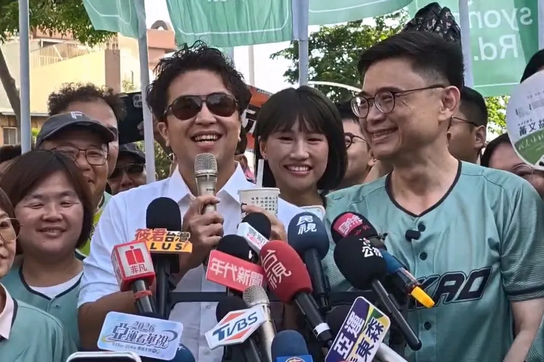沈伯洋南下高雄合體賴瑞隆，笑稱蔣萬安直接坐車來現場，他也可以辯論。（鏡報王吟芳）
