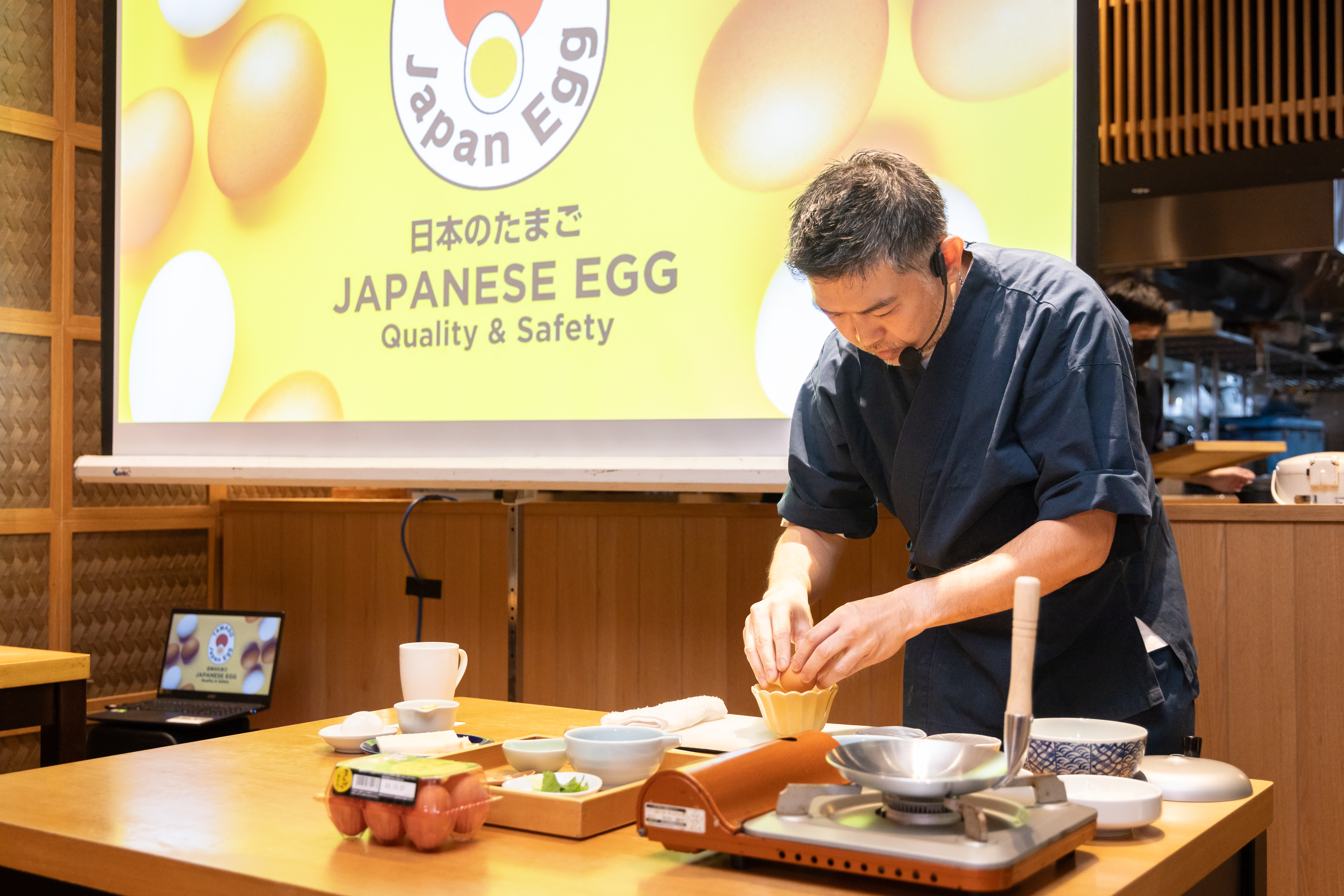 「和食EN」料理長稻村健司用日本雞蛋示範製作雞蛋三明治、親子丼、溫泉蛋、布丁等4種常見雞蛋料理。