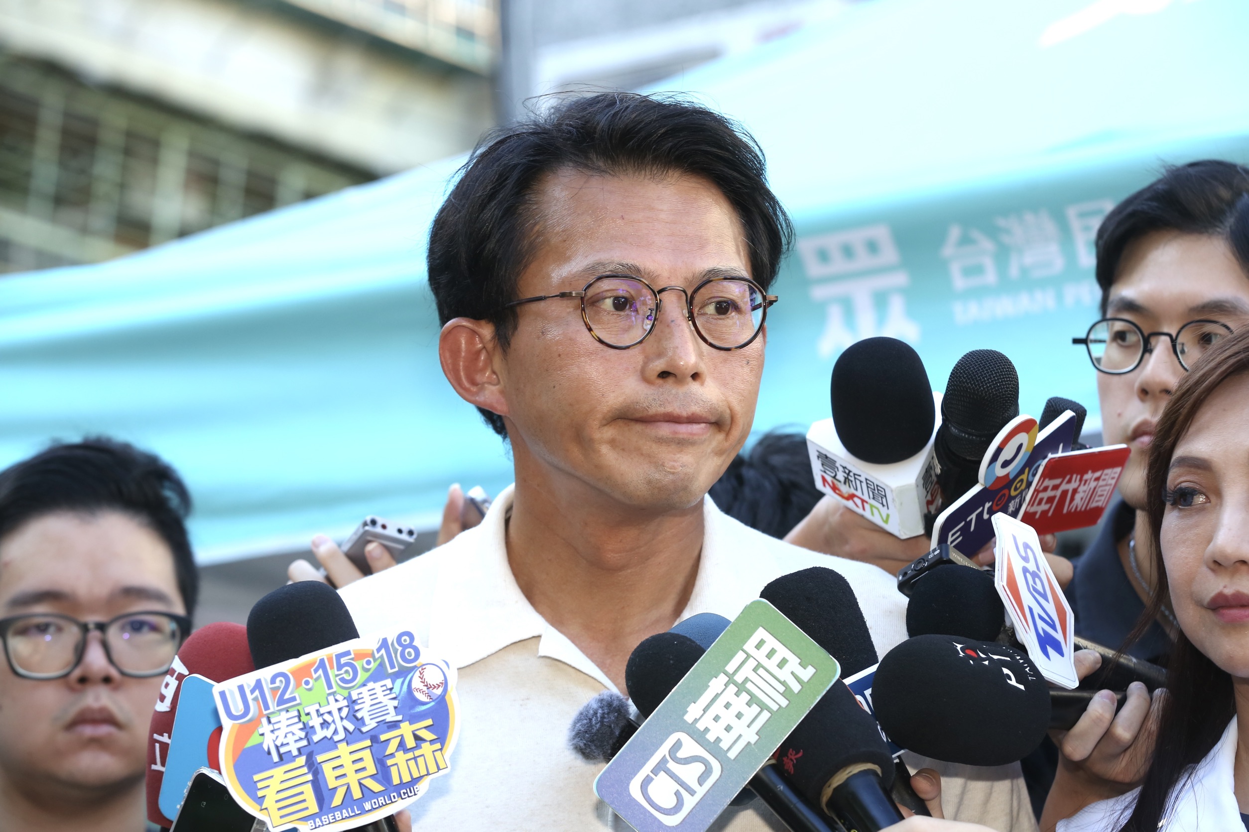 民眾黨主席黃國昌今日受訪強調會照常舉行，同時頻頻砲打民進黨。（鏡報董孟航攝）