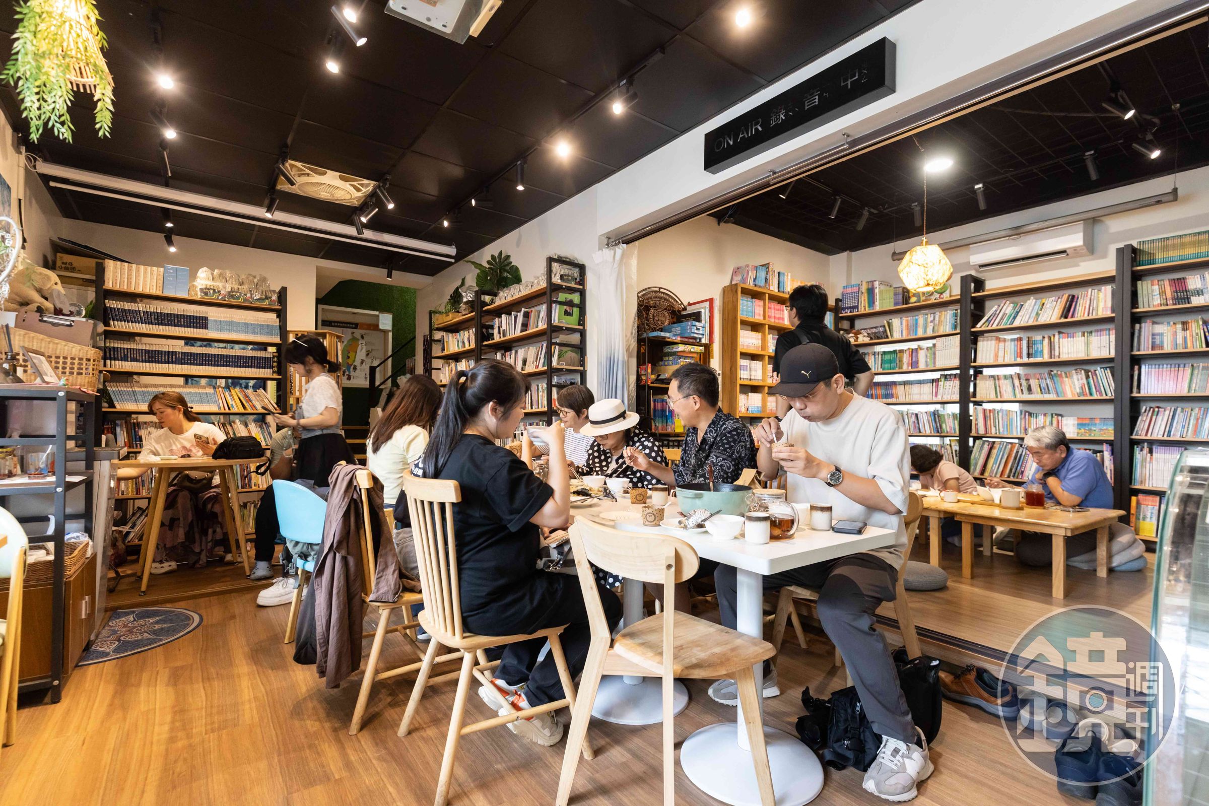 店內不定期舉辦藝文活動，曾邀請藝術、影像等創作者進駐，成為大武社區文化交流的重要據點。