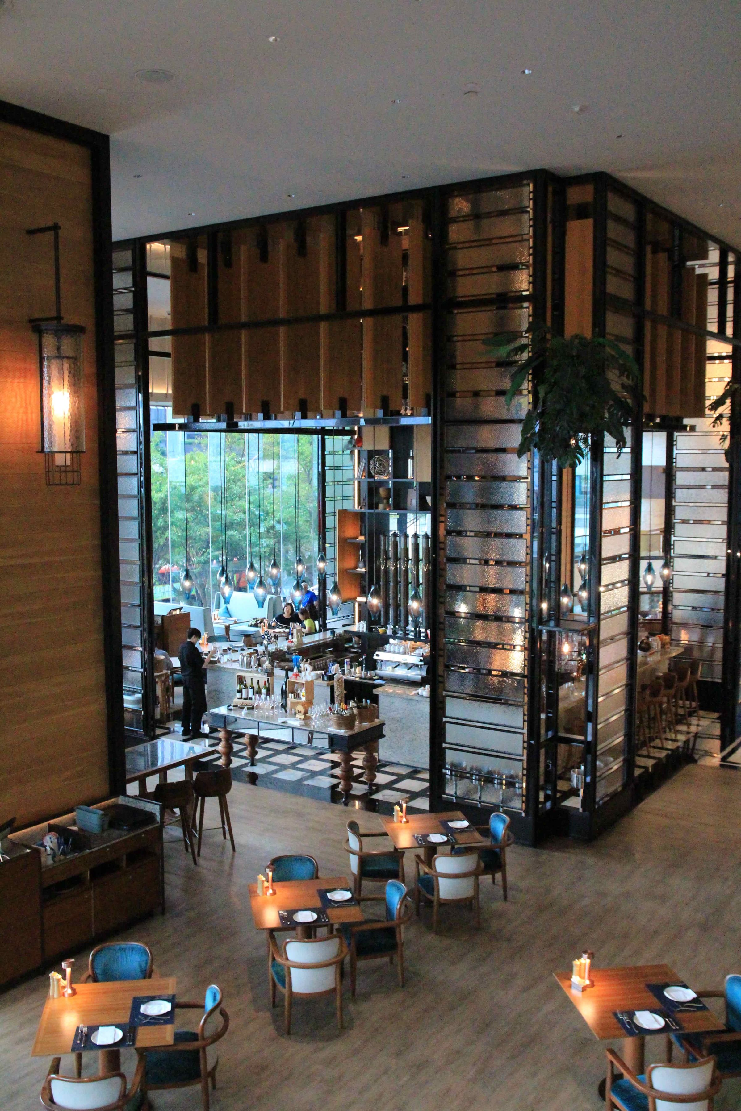 「Mirage Bar & Restaurant」內有座高達25公尺的醒目吧檯。