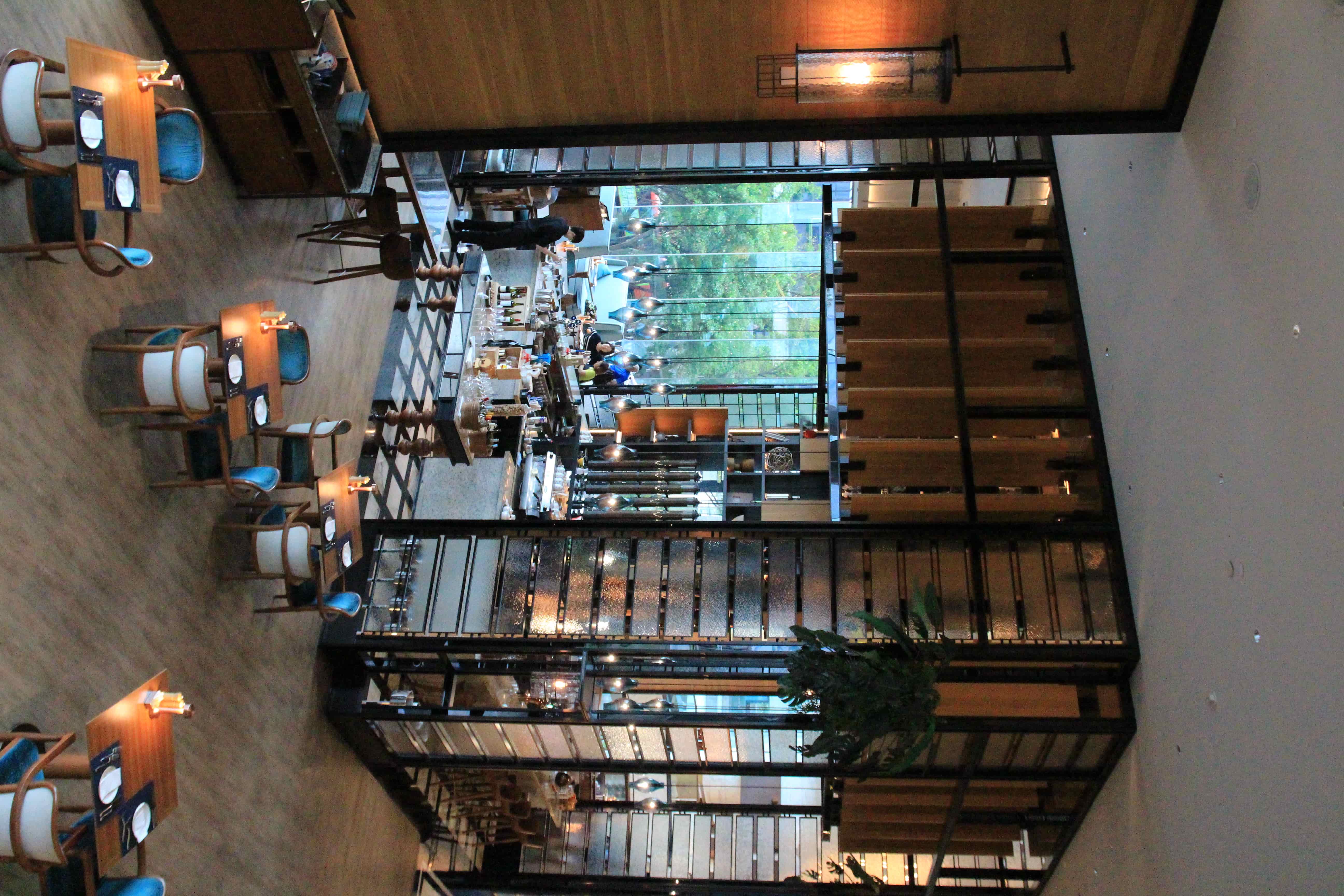 「Mirage Bar & Restaurant」內有座高達25公尺的醒目吧檯。