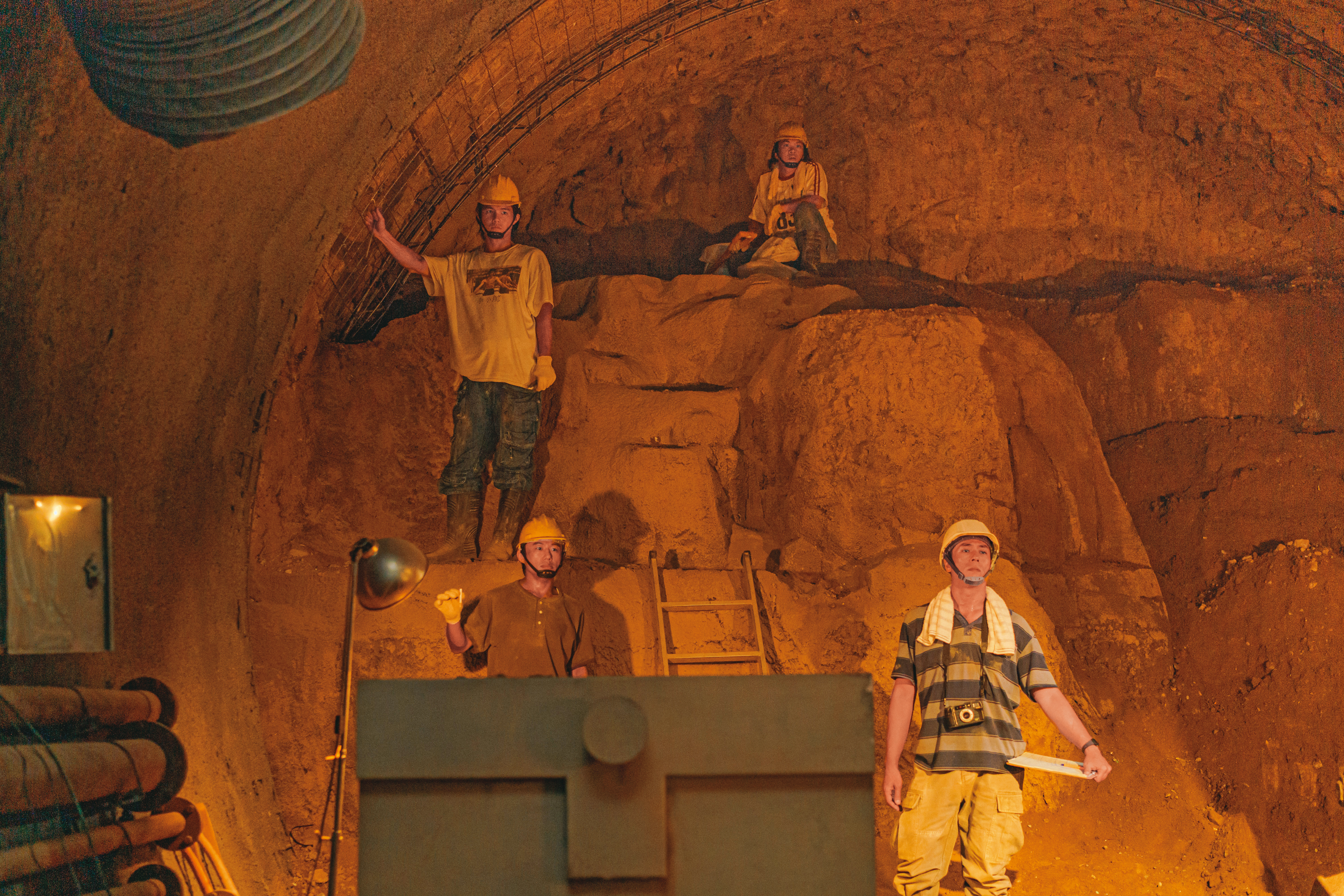 隧道開挖面以木頭加高密度保麗龍打造，呈現階梯狀挖掘工法，拍攝難度很高，工作人員必須小心配合。（客家電視台提供）