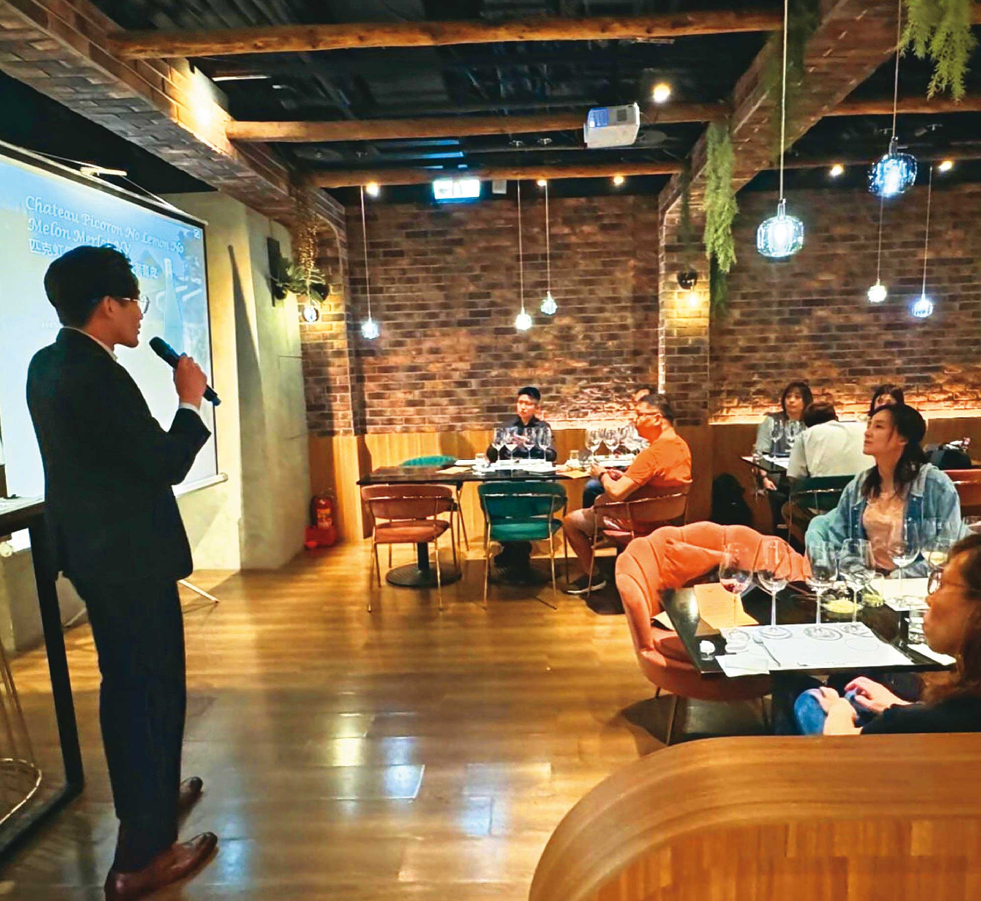 布娜飛紅酒餐酒館不定期舉辦品酒會。（翻攝布娜飛紅酒餐酒館臉書）