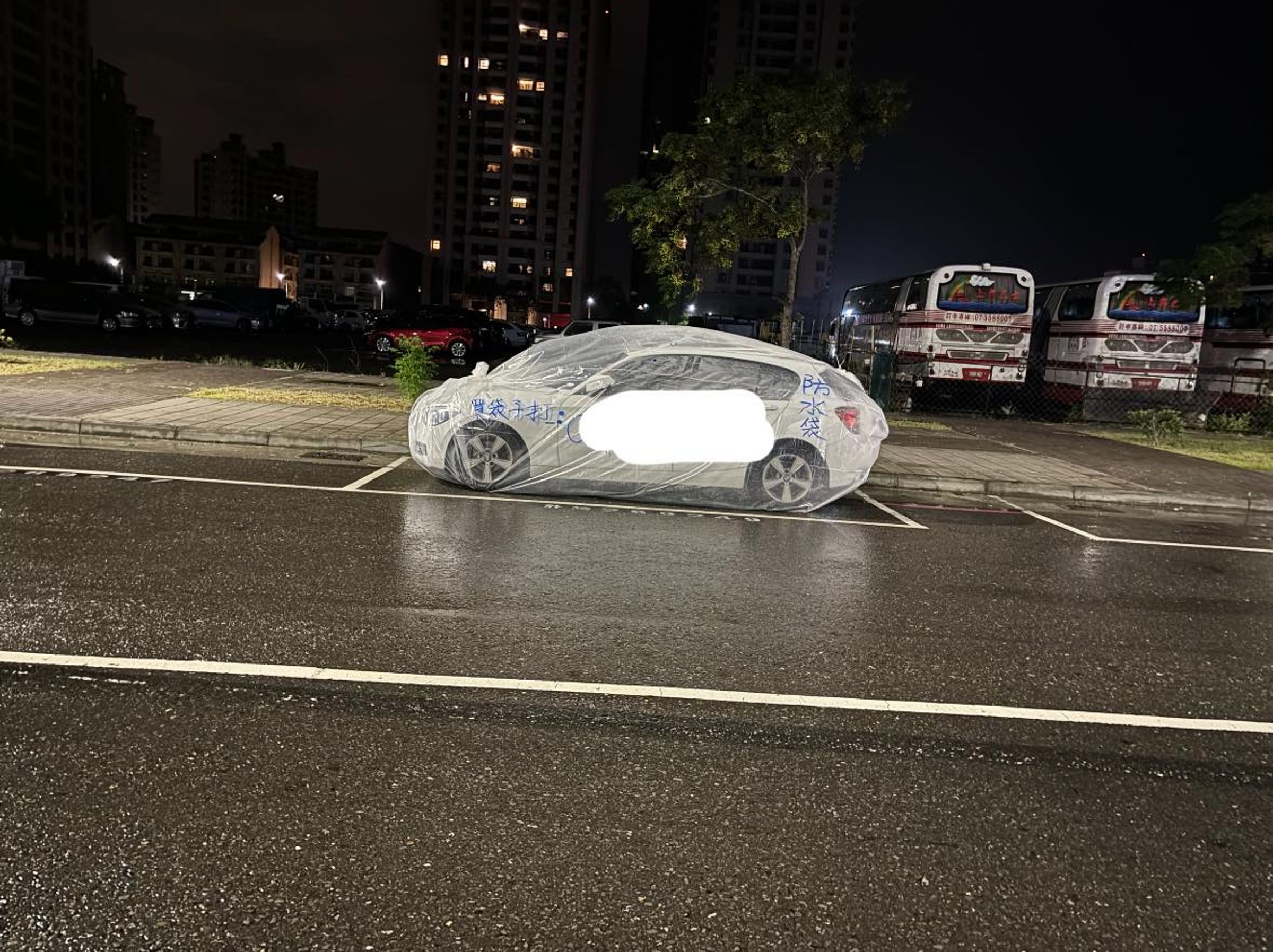 有網友在臉書社團po文，曬出一張颱風來臨前的「全車包膜」照片，引起網路熱議。（翻攝自路上觀察學院）