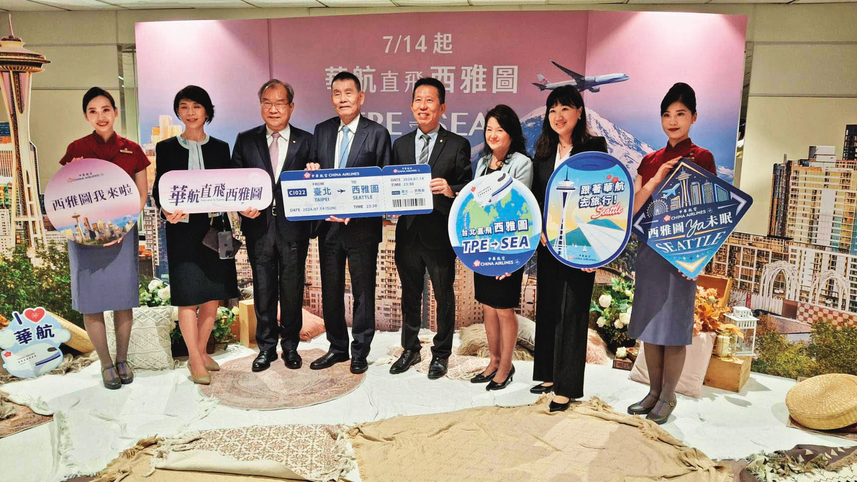 西雅圖首航當晚，華航全體總動員，董事長謝世謙（左4）宣布未來將持續增班。（林喬慧攝）