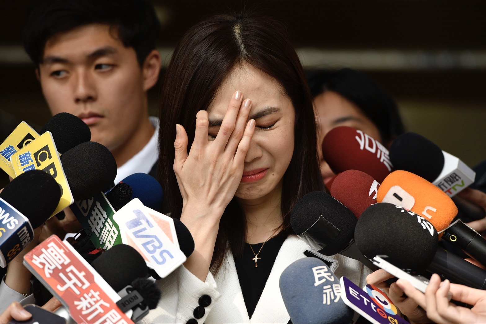 楊寶楨昨請辭黨務，現身突語塞哽咽落淚，儘管她再三否認內鬥仍引發外界臆測。