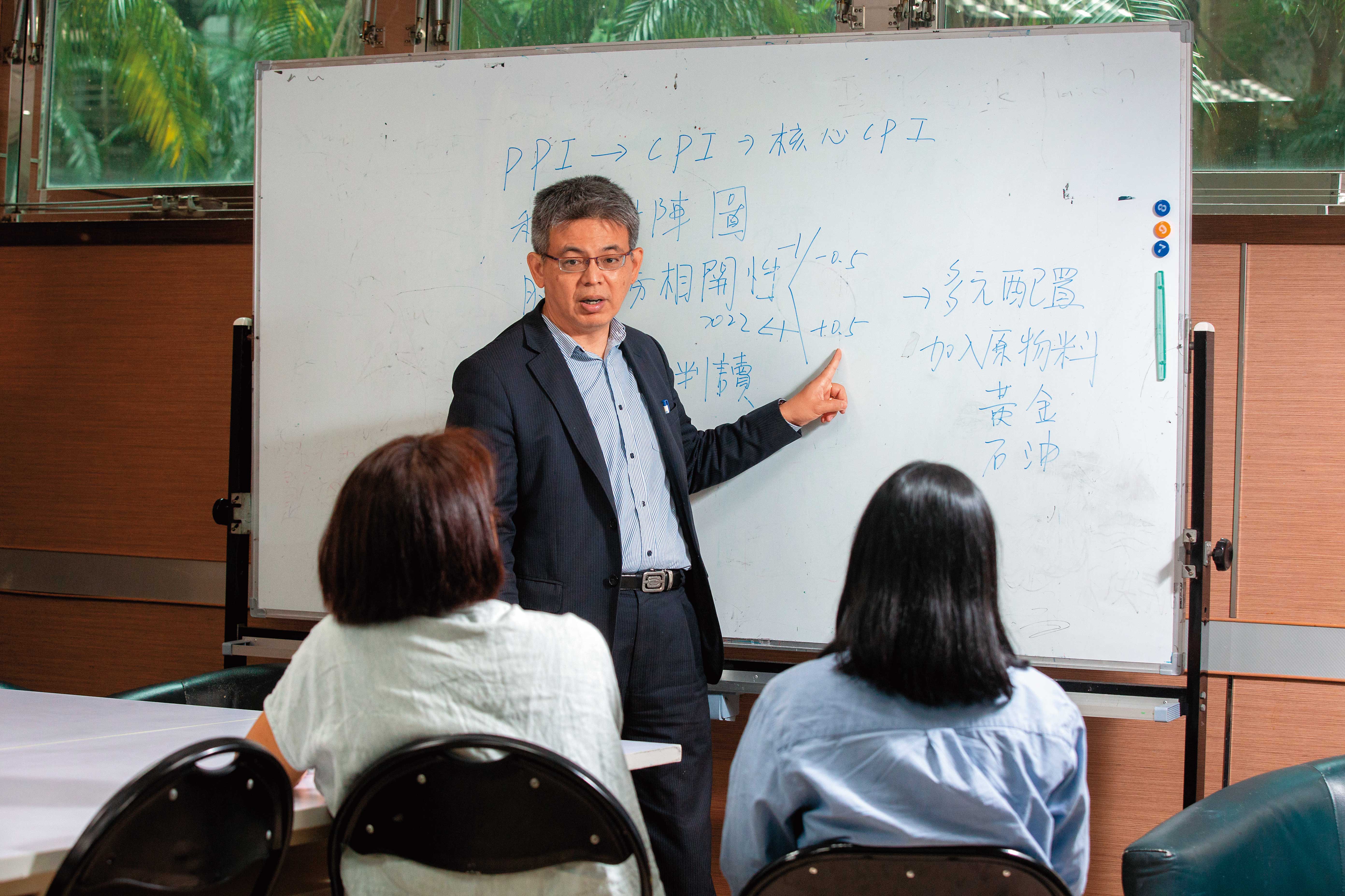 在大學任教的廖仁傑，自己就是固定收益投資高手。