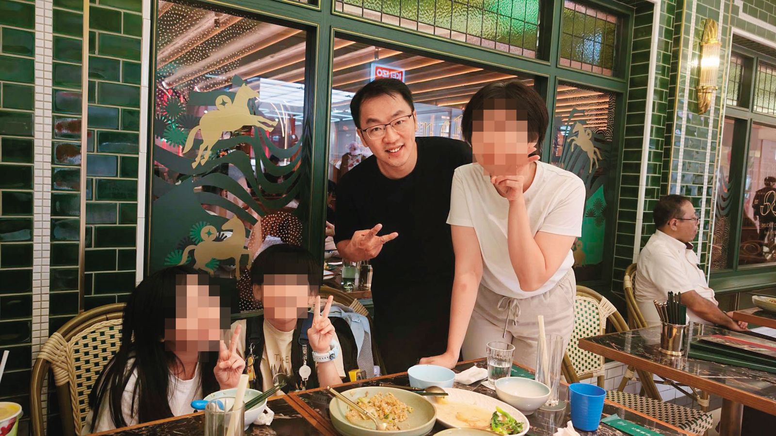 黃旅毅（右2）與妻子（右1）結婚十多年，育有1子1女。（翻攝黃妻臉書）