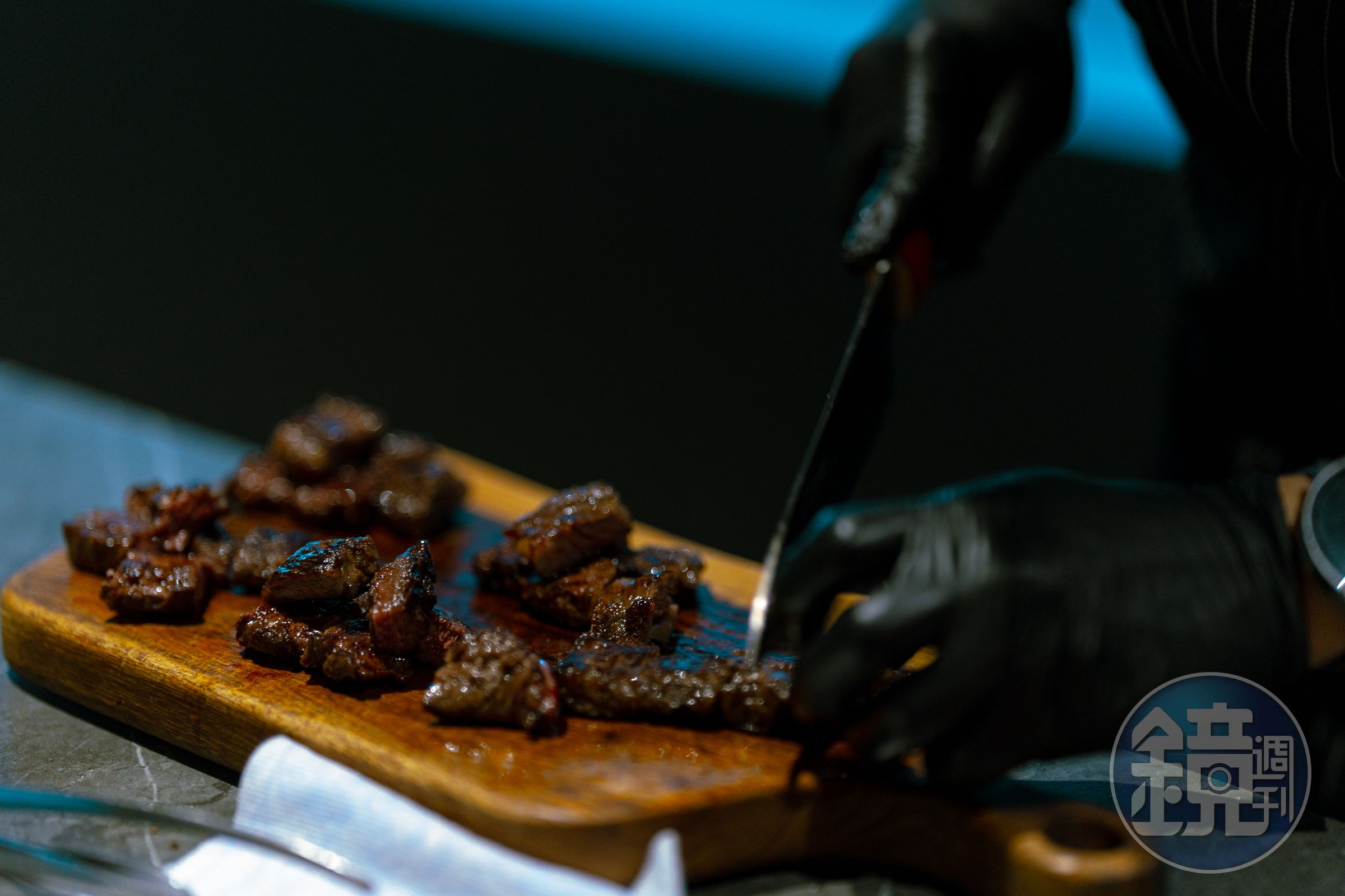 燒烤完成的牛肉開始飄出陣陣香氣。