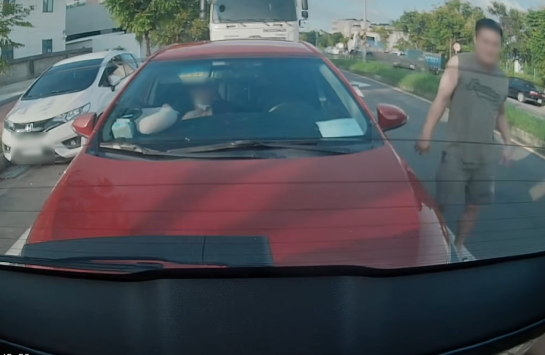 紅車駕駛在追撞前車後,趕緊下車查看狀況,向前車駕駛道歉。(翻攝臉書社團「爆廢公社」)