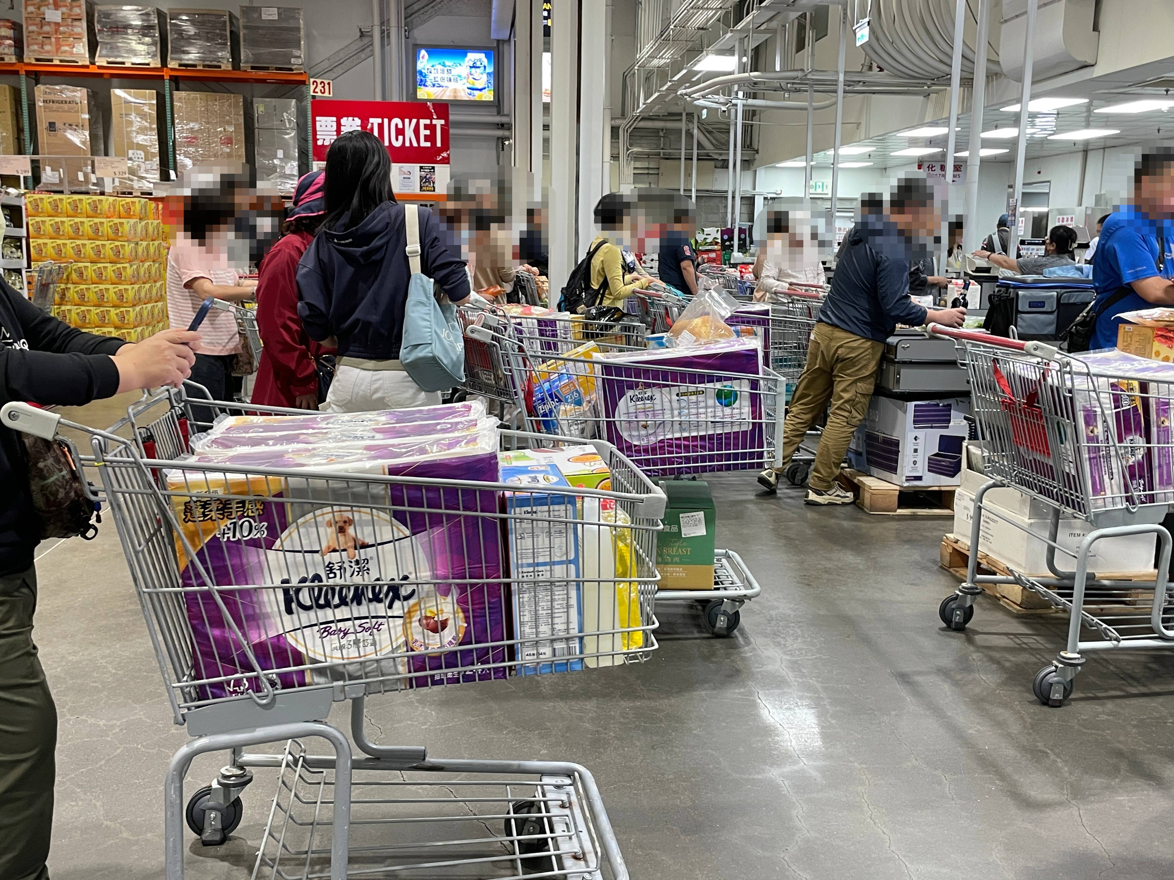 不少民眾都會鎖定指定賣場優惠期間，一次購買日常所需的衛生紙數量。（資料照片）