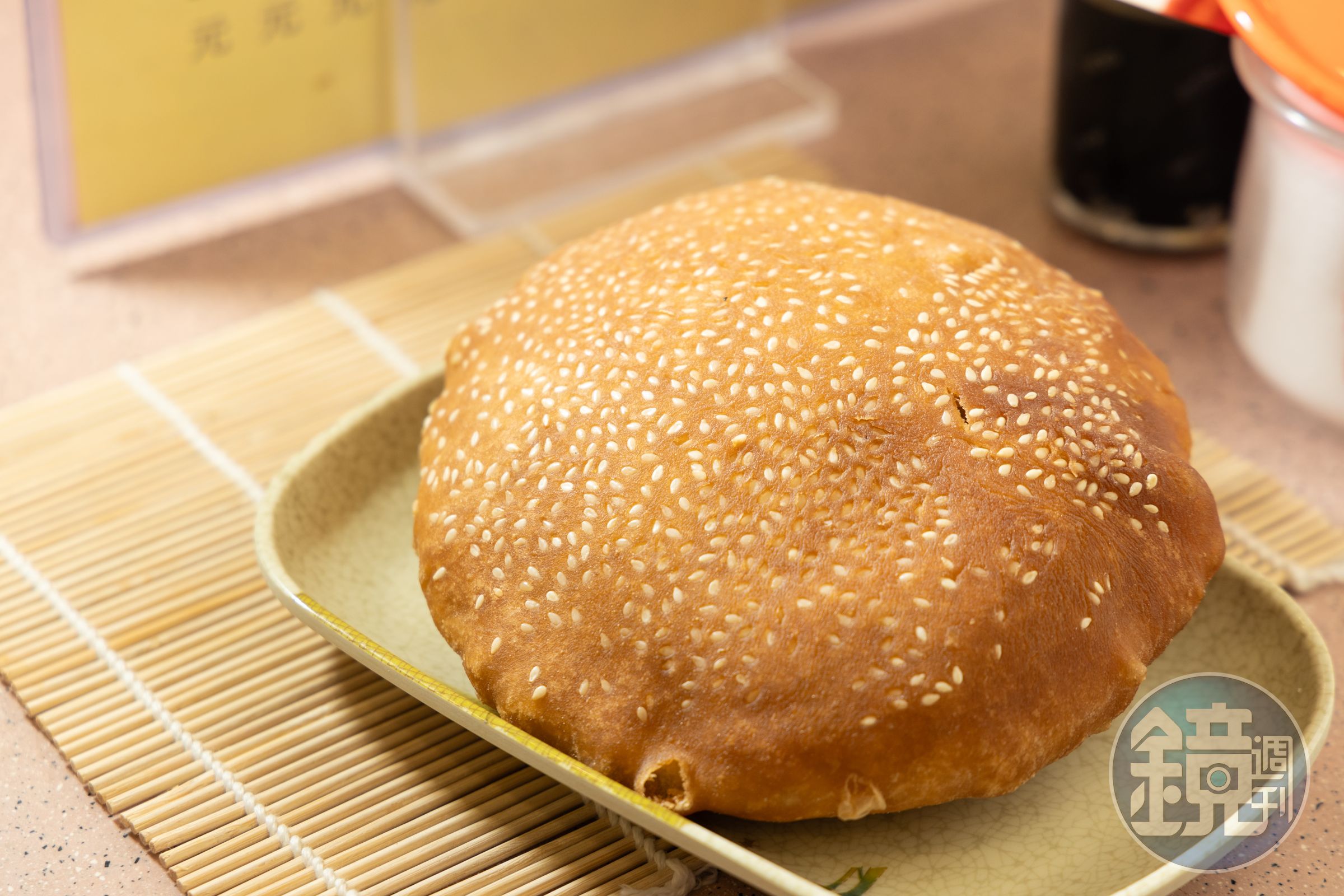 老粥舖隱藏美味，油器三寶之一的「咸煎餅」，單吃、配粥都好吃。（港幣7元／個）