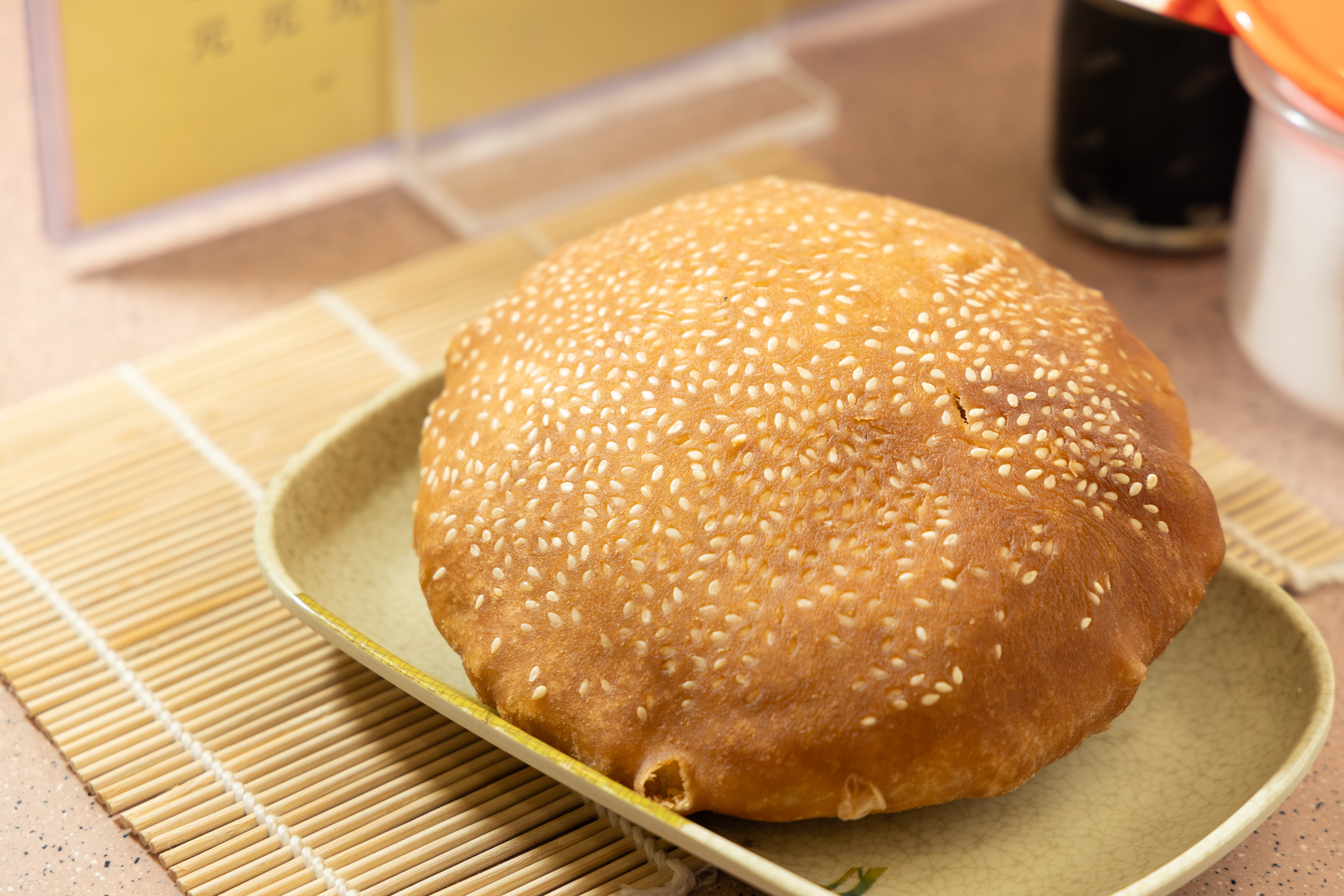 老粥舖隱藏美味，油器三寶之一的「咸煎餅」，單吃、配粥都好吃。（港幣7元／個）