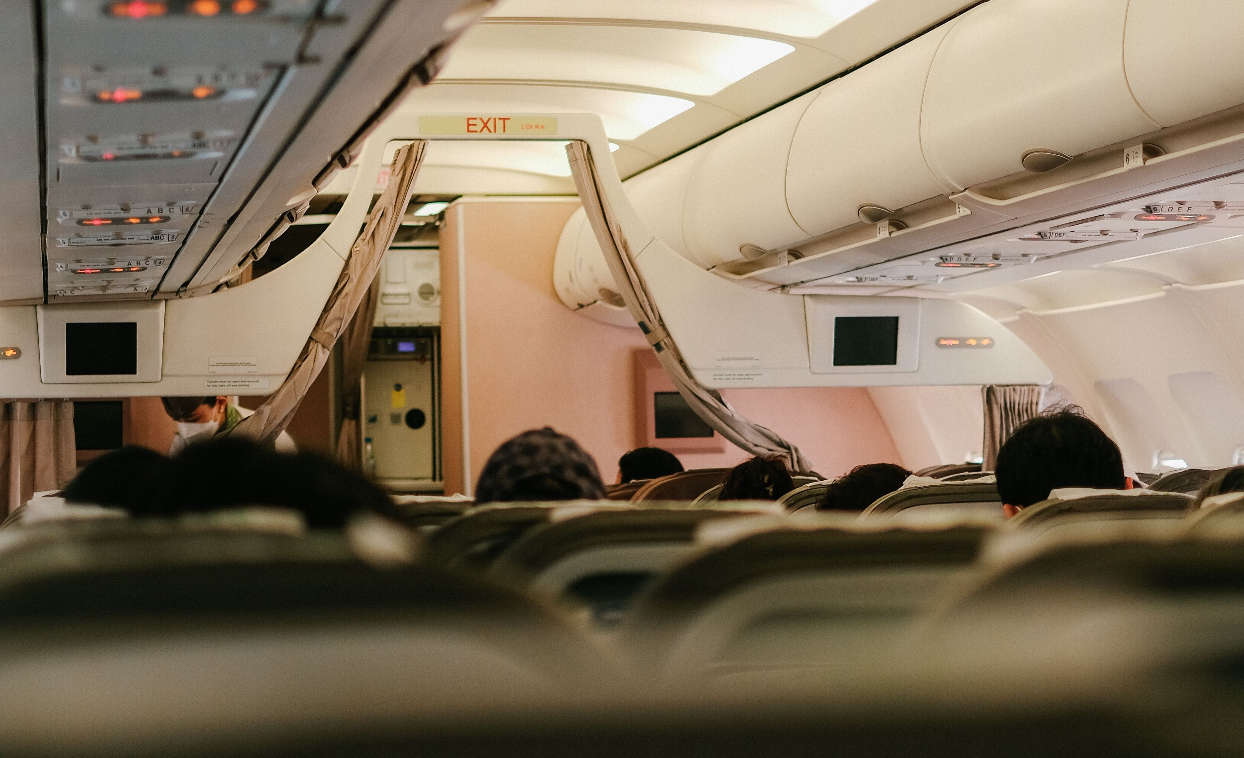 搭乘飛機時空服員皆會提醒開啟飛航模式,雖然機組人員無法直接偵測手機設定,但未開啟仍會對手機電量造成負擔。(示意圖/pexels)