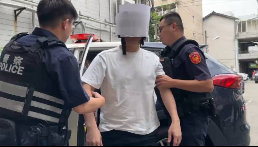 饒姓男子到苗栗警局帶槍投案。（讀者提供）