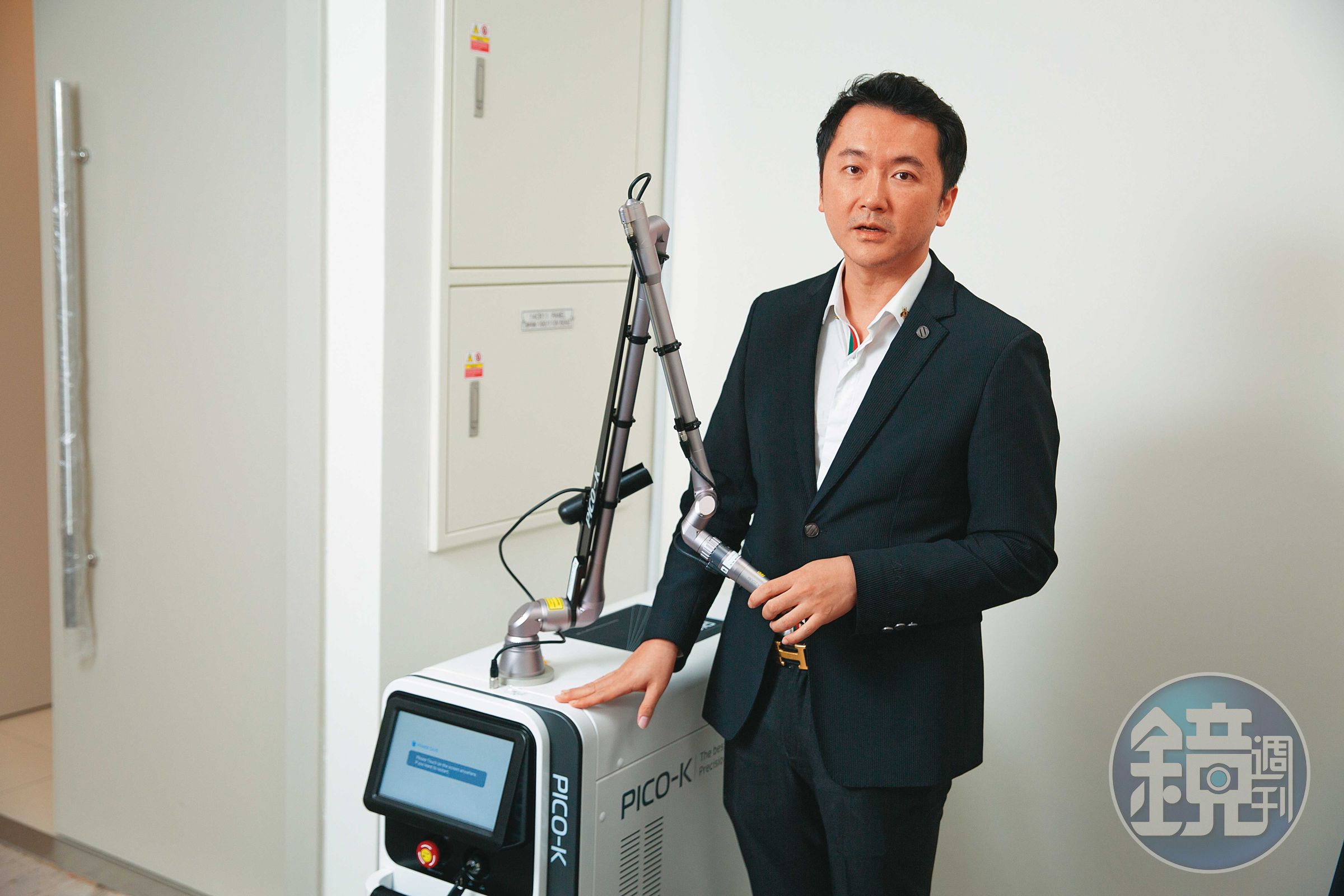 晶鑽生醫亦代理銷售醫美器材，機器皆由曾任醫美醫師的謝佳憲挑選。