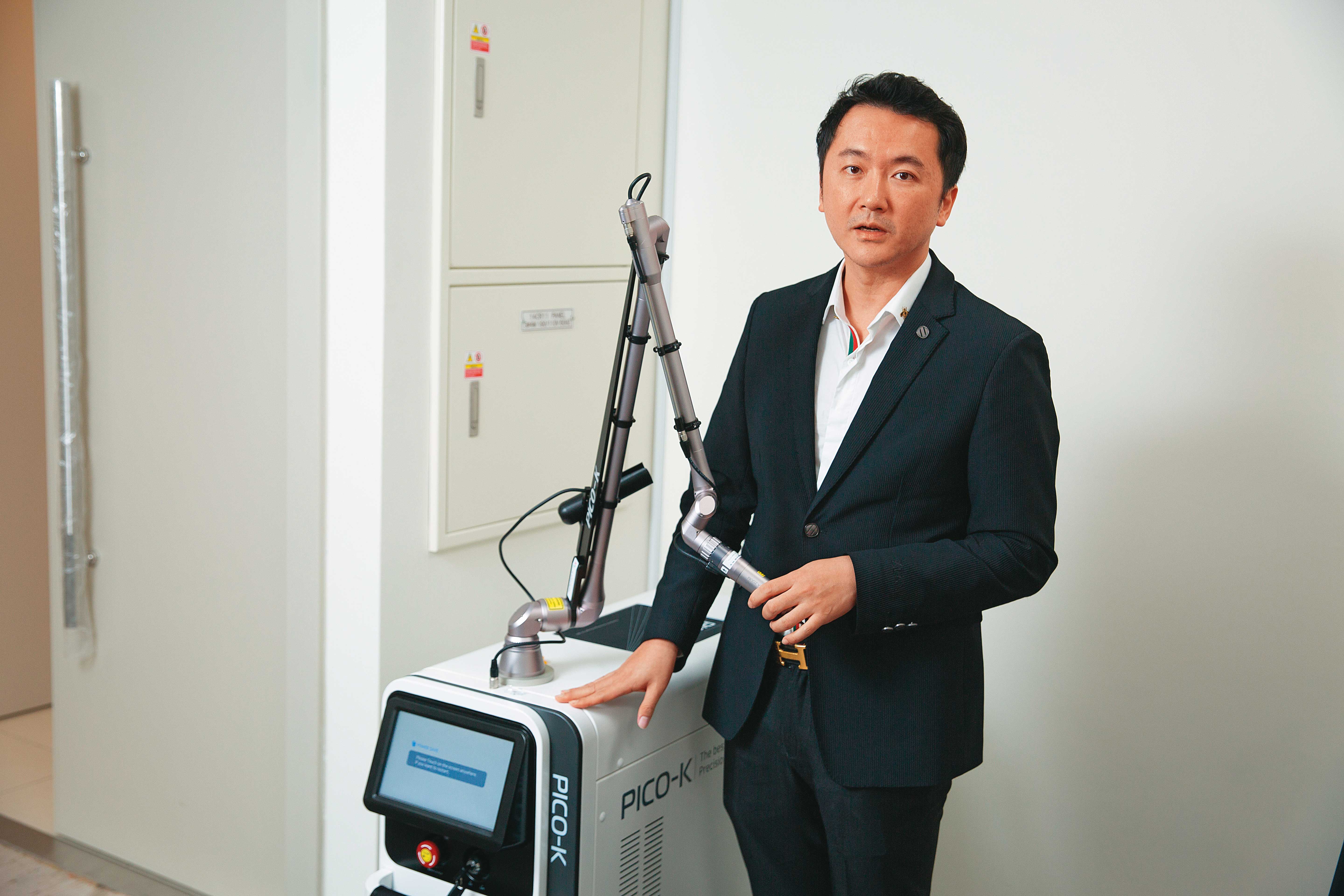 晶鑽生醫亦代理銷售醫美器材,機器皆由曾任醫美醫師的謝佳憲挑選。
