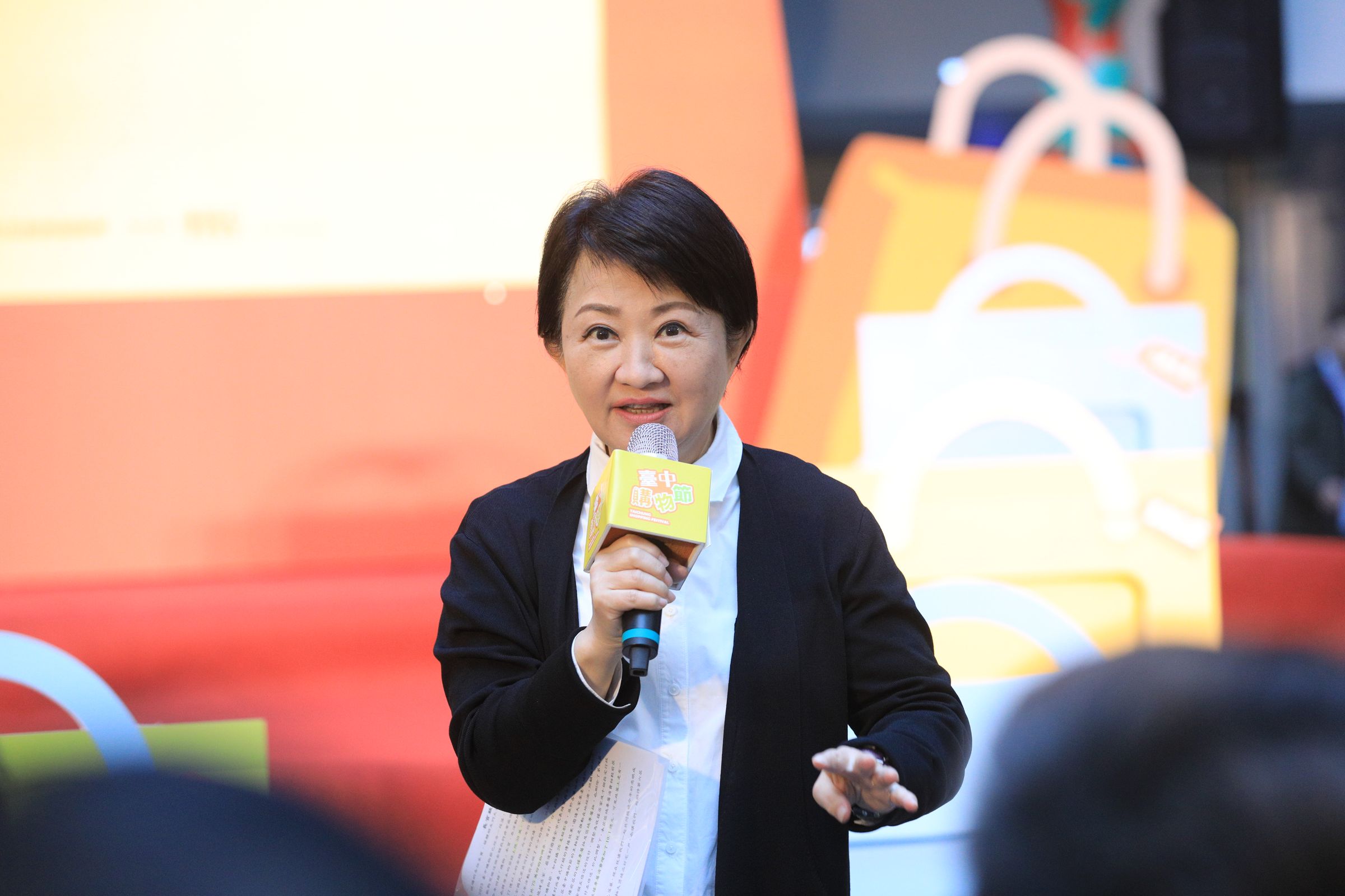 第5屆台中購物節於今日抽出千萬房子的得主，由市長盧秀燕親自撥電話通知幸運兒。（台中市政府提供）