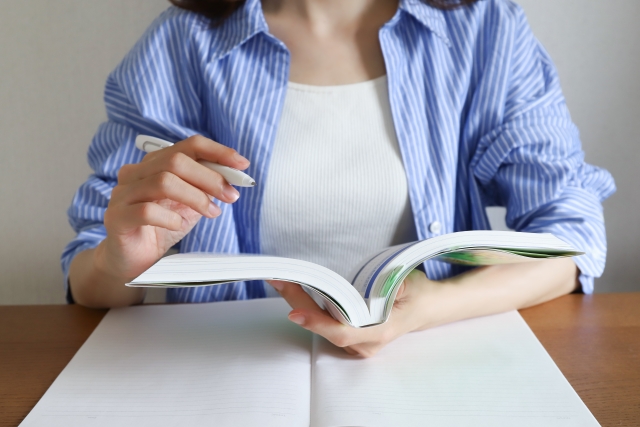 一名女網友抱怨自己當家教時,男學生竟趁兩人獨處時,手伸進褲子口袋打手槍。(示意圖,photoAC)