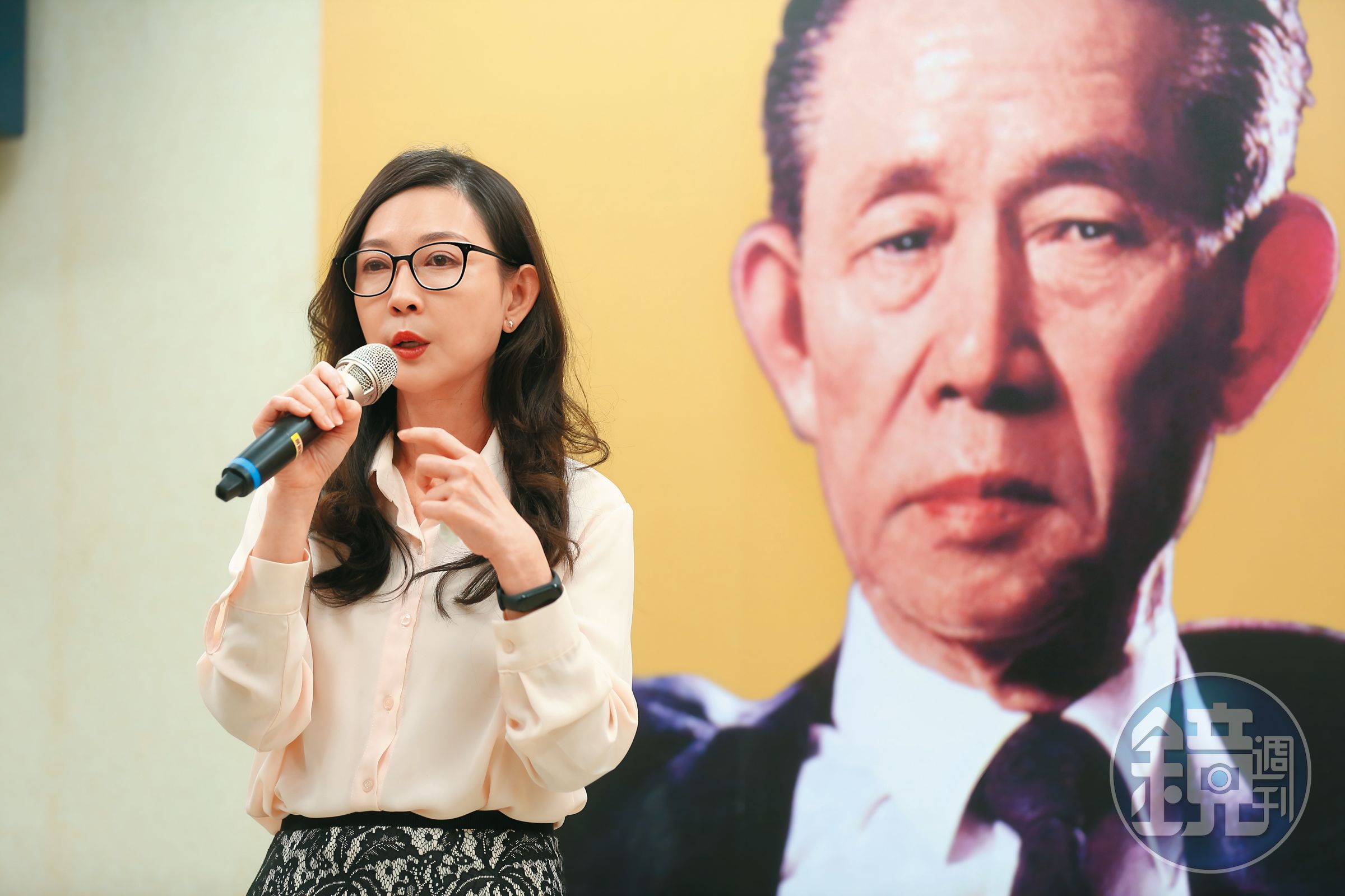 由王瑞瑜(左)主責的事業,緊扣父親王永慶(右)的心意,積極推廣預防醫學、發展新能源產業。
