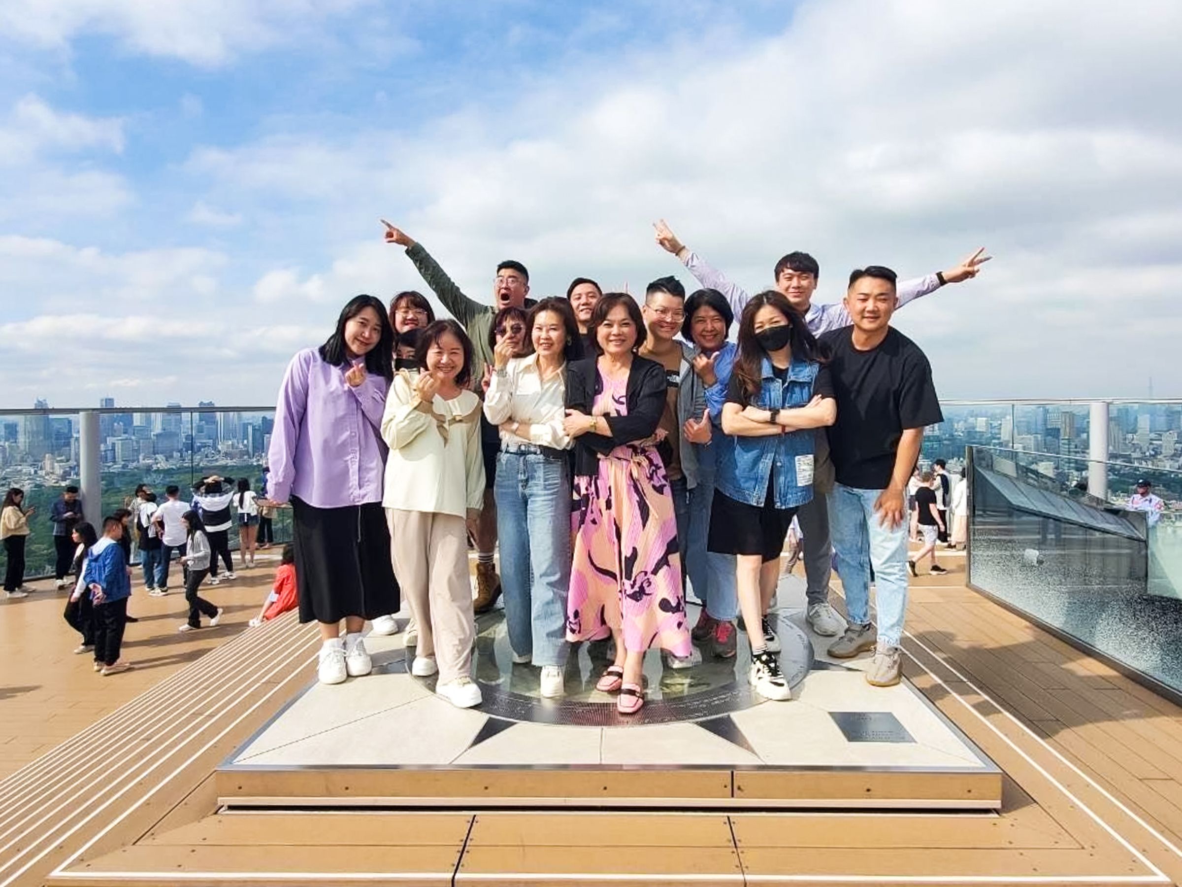 周文惠（圖中）笑說，孫慶餘董事長開創出這麼傑出的加盟房仲事業，不只兒子女兒，連我妹妹跟他們二代，也一起打拼。（永慶房產集團提供）