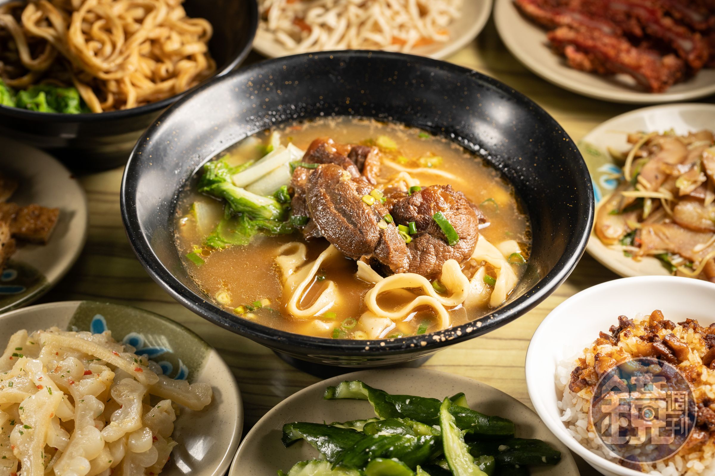「王記金鼎牛肉麵」雖然是小吃店，但選擇非常豐富，會讓人想多去幾次，把人氣菜色吃一輪。