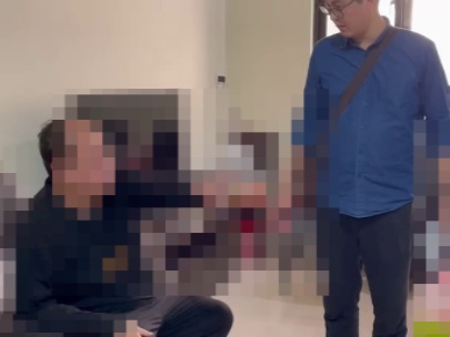 警方衝人屋內逮人。（翻攝畫面）