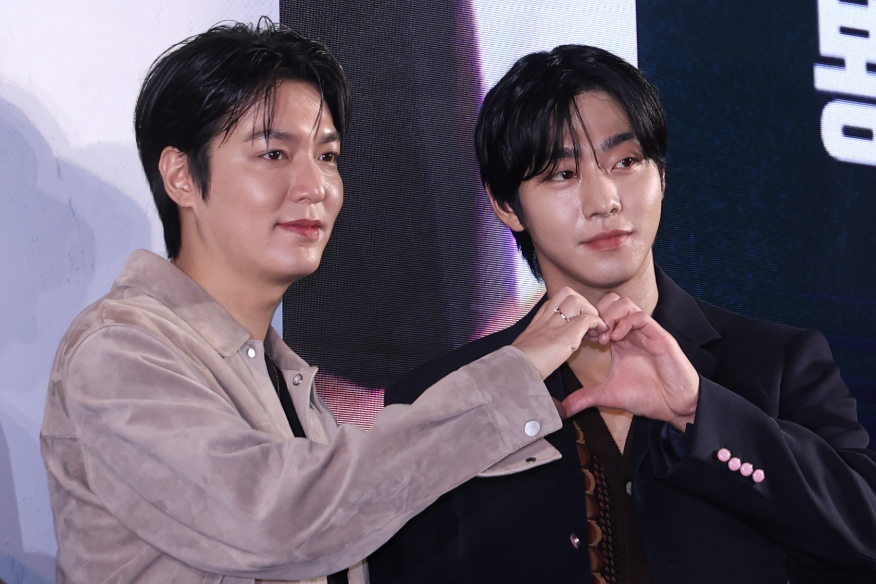 李敏鎬與安孝燮比合體愛心讓粉絲尖叫。（翻攝自日間體育）