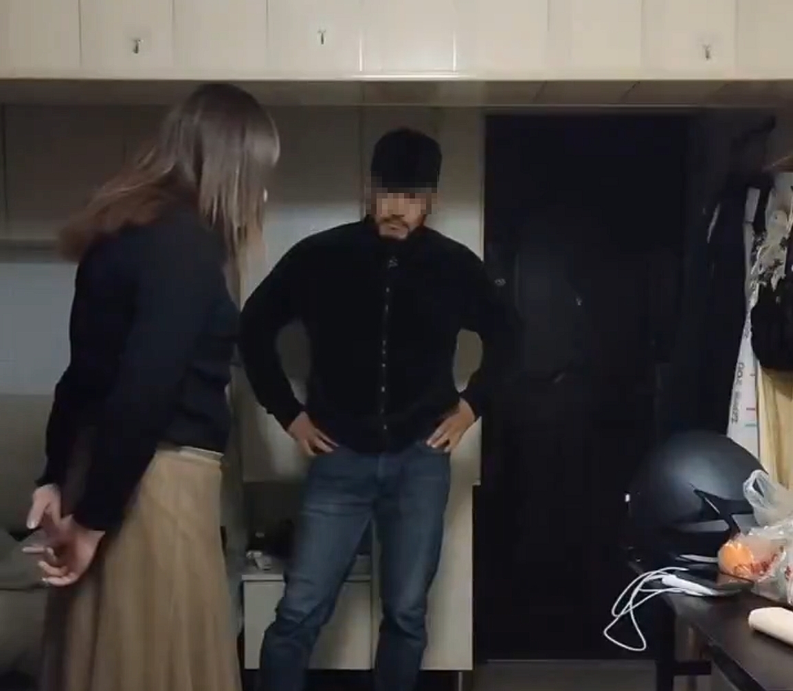 南京阿紅誘騙上千名男性到這個小房間發生關係，有些台灣網友聯想到之前的「李宗瑞房間」。（翻攝網路）