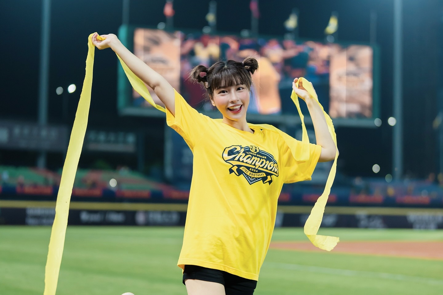 總統維安團隊3名成員因在大巨蛋偷簽名球遭起訴。（翻攝自峮峮-吳函峮臉書）