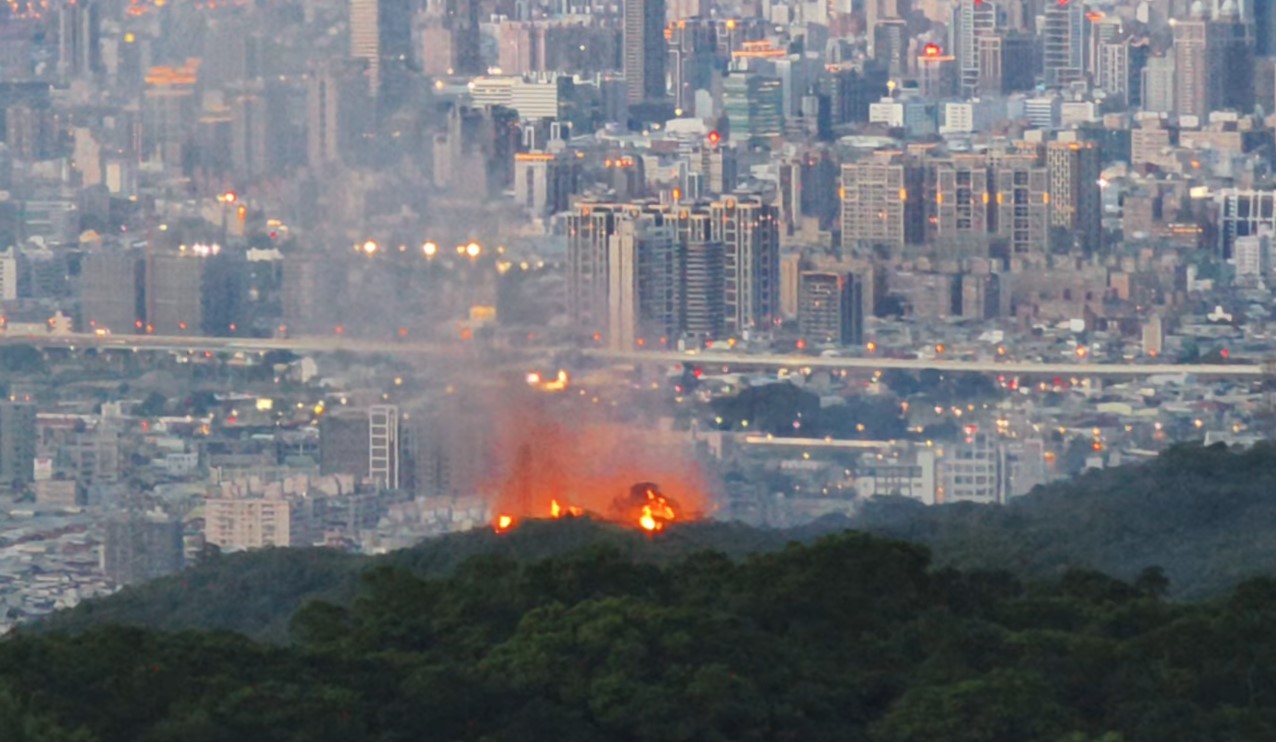 大同山觀景台疑似因登山客觸電釀成火燒山。（翻攝自臉書）