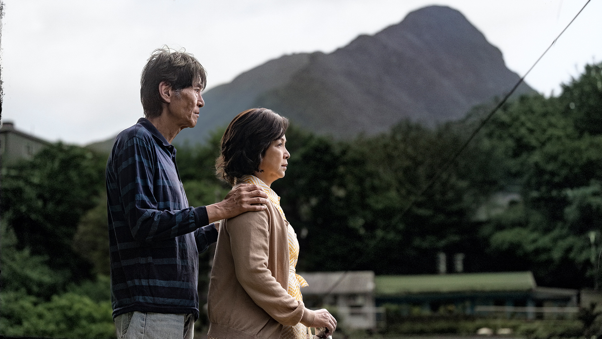 喜翔（左）和楊貴媚（右）在《春行》飾演相依為命、愛鬥嘴的老夫妻。（台北電影節提供）