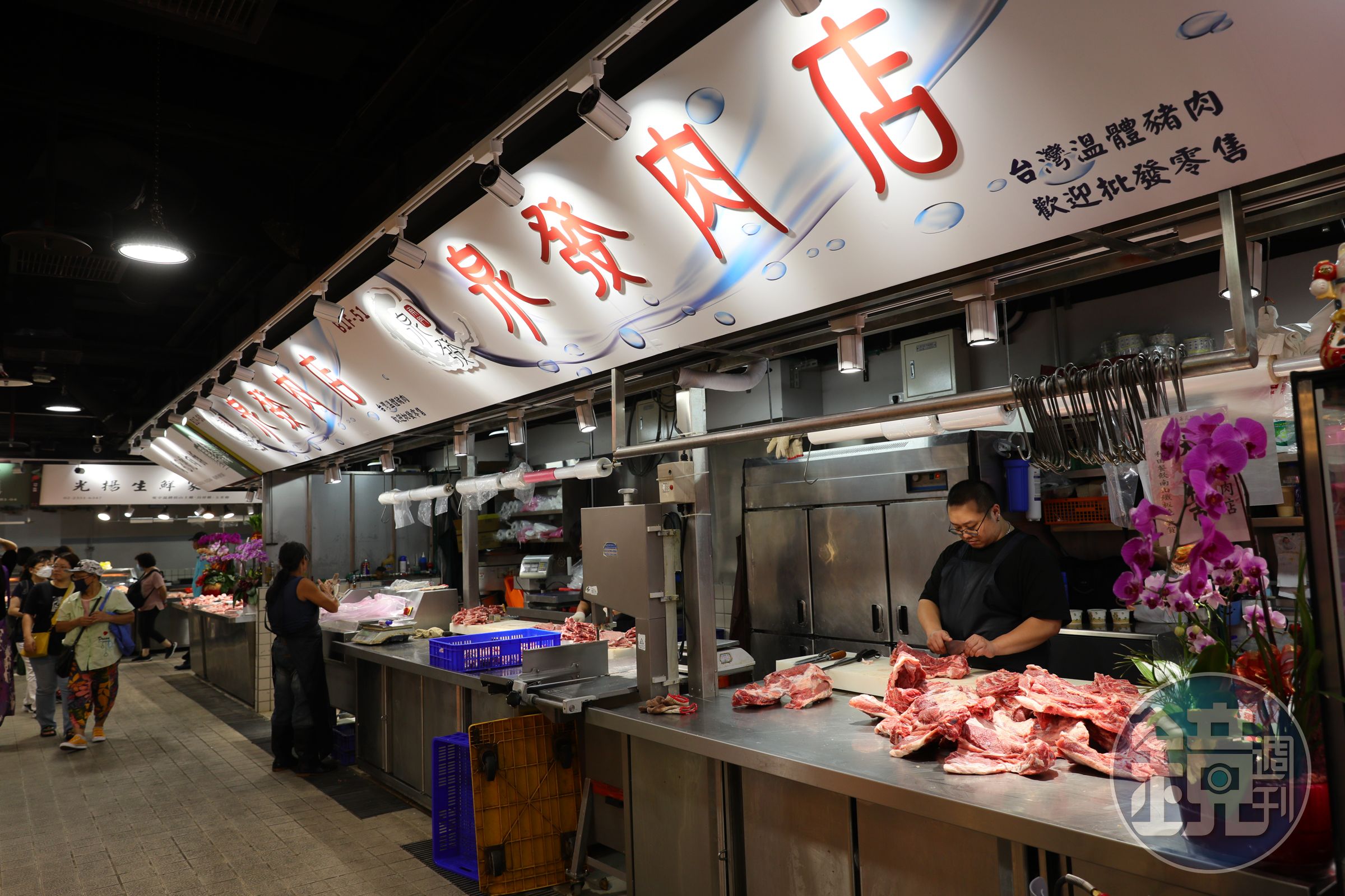 「泉發肉店」創立1954年,已傳承第四代,專賣台灣溫控生鮮豬肉。
