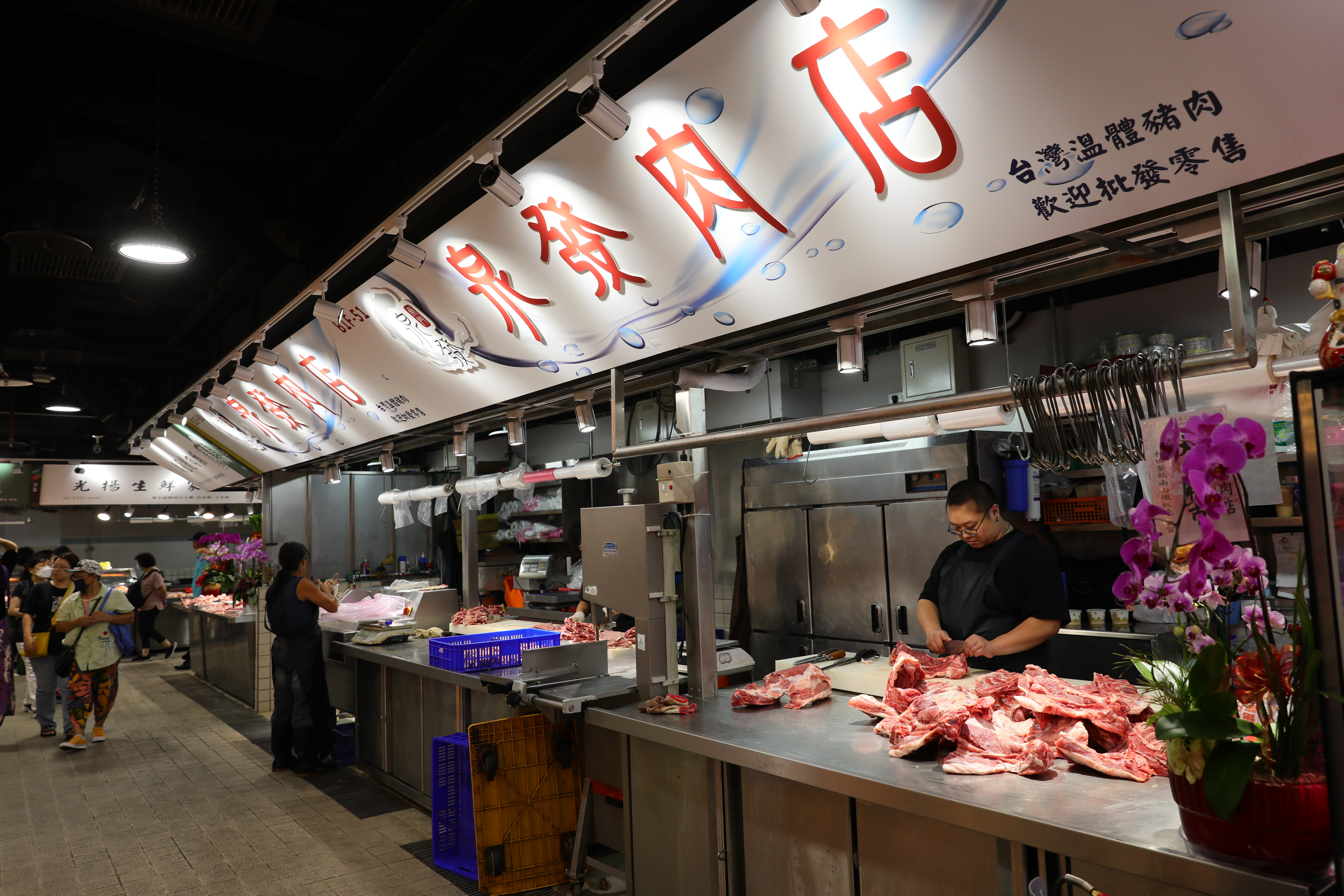 「泉發肉店」創立1954年，已傳承第四代，專賣台灣溫控生鮮豬肉。