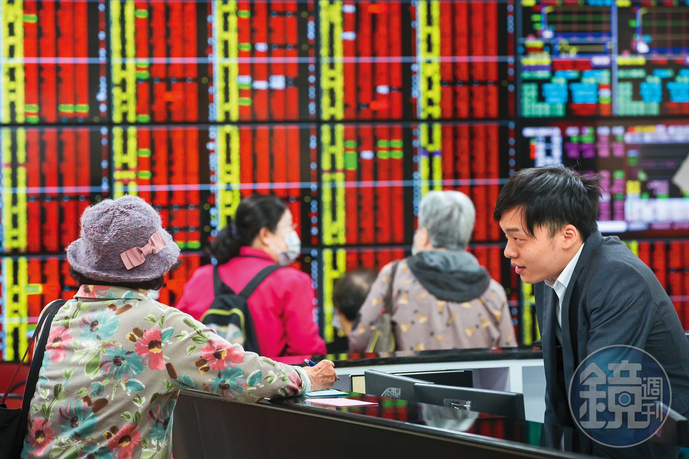 隨著台股指數奔上2萬點新高,金融指數也上漲超過2位數。